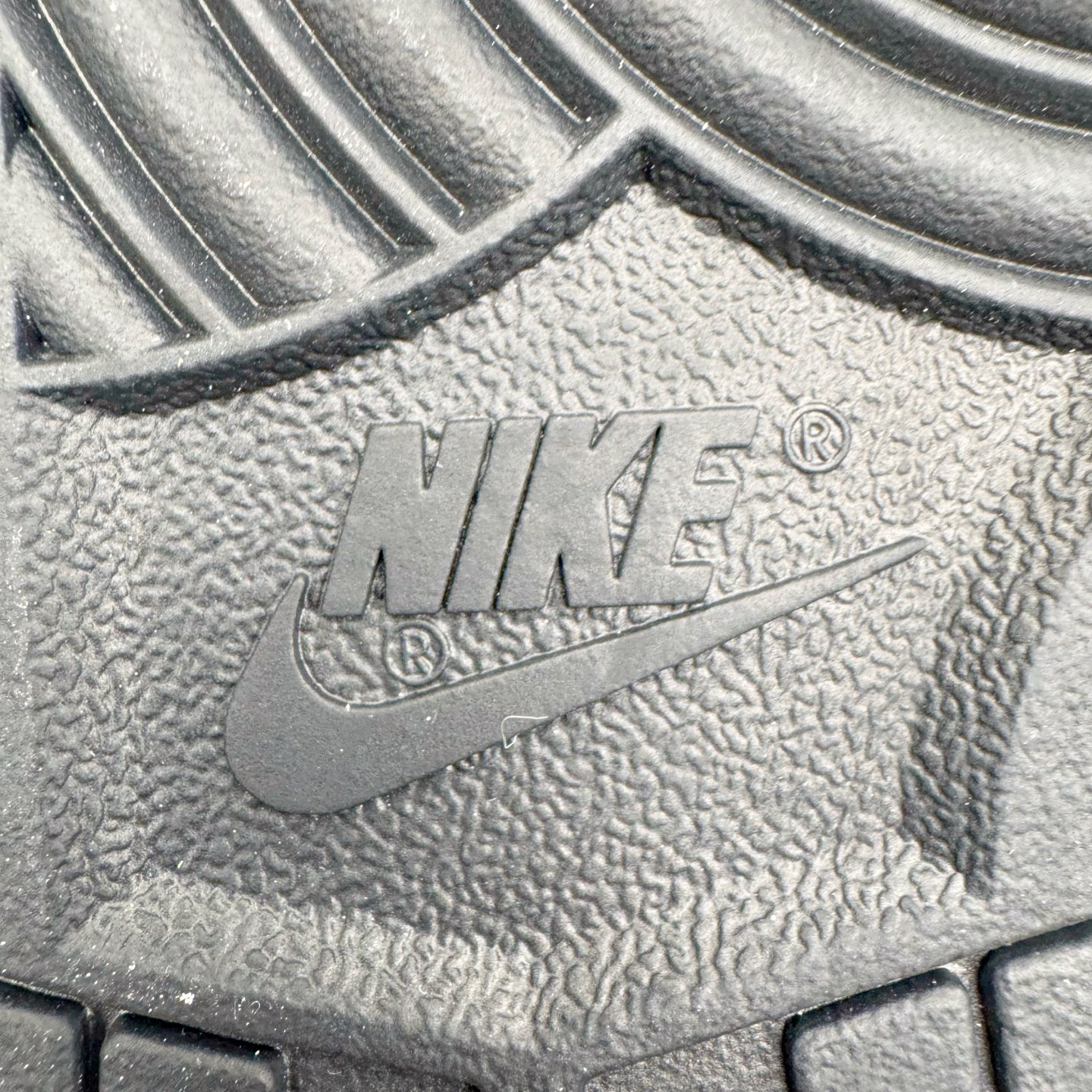 图片[10]-＃YC纯原 NK Dunk Low 神佑 WB0414-026 纯白底色如初雪铺展，黑色Swoosh凌厉划过鞋侧，似暗夜中悄然展翼的轨迹。后跟铭文缀于其间，低帮轮廓利落收束。不追逐颜色游戏，只专注光影博弈——白是清醒，黑是深邃。黑白交织不喧哗，却自有态度。脚踏其中，若得神佑。定制系列天花板 无原鞋不开发 全系列得物原鞋一比一校对开发 配色持续更新中 终端对接 优势输出 全套原厂楦头原纸板数据档案倾力打造 原汁原味莞产 极致还原 圈内最强针车工艺 高端零售指定版 广东原厂配套原盒原标 鞋盒分三个尺码段 原厂冲刀 超高清洁度 全鞋零毛边皮料切割 采用原厂百宏鞋带以及原厂百宏织唛舌标 内标可供原厂几率过验 进口原装条纹中底布 四线拉帮白色点胶 原厂拉帮手法遵循公司 原厂电绣 极致还原 SIZE 40 40.5 41 42 42.5 43 44 44.5 45 46-选品中心