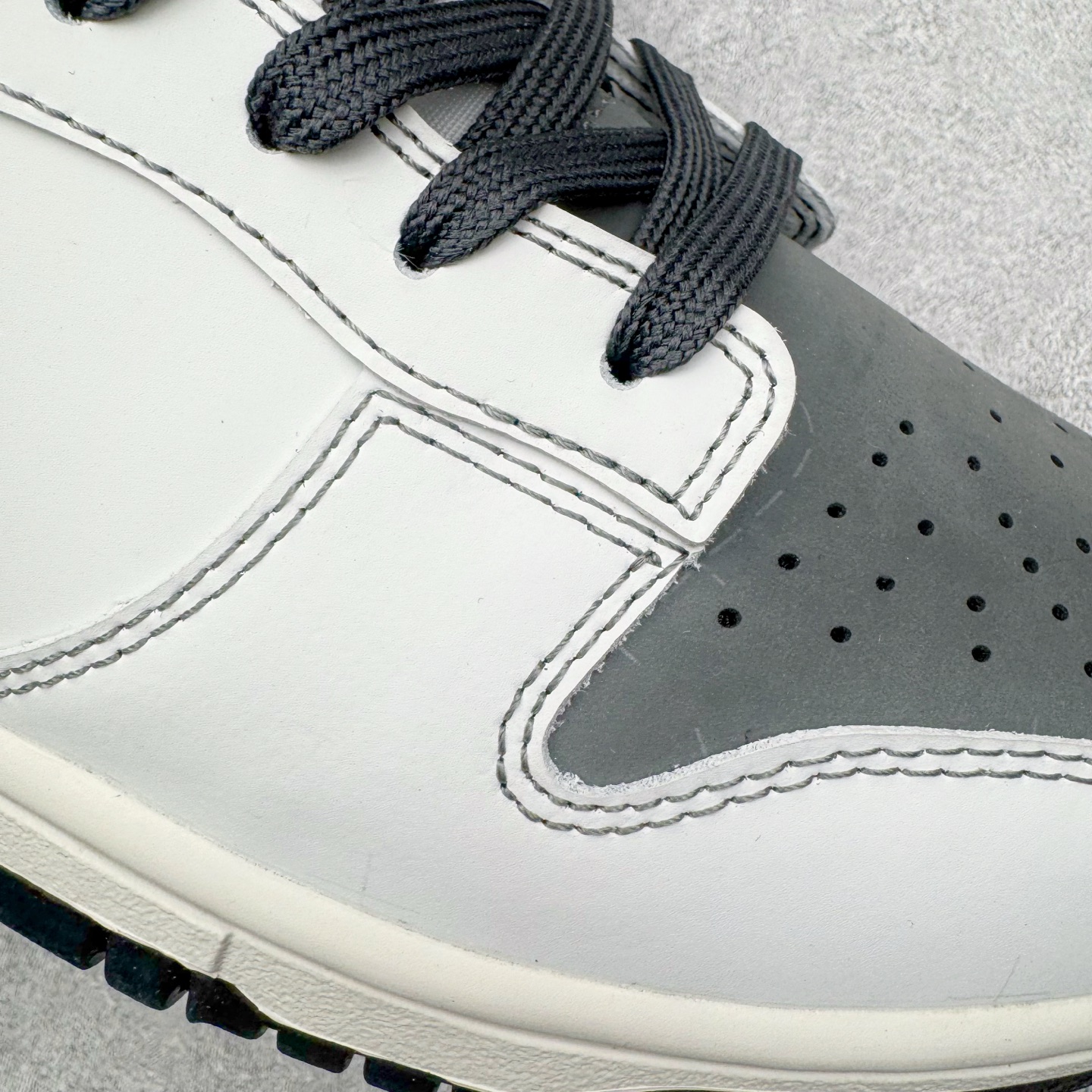 图片[12]-＃YC纯原 NK Dunk Low 神佑 WB0414-026 纯白底色如初雪铺展，黑色Swoosh凌厉划过鞋侧，似暗夜中悄然展翼的轨迹。后跟铭文缀于其间，低帮轮廓利落收束。不追逐颜色游戏，只专注光影博弈——白是清醒，黑是深邃。黑白交织不喧哗，却自有态度。脚踏其中，若得神佑。定制系列天花板 无原鞋不开发 全系列得物原鞋一比一校对开发 配色持续更新中 终端对接 优势输出 全套原厂楦头原纸板数据档案倾力打造 原汁原味莞产 极致还原 圈内最强针车工艺 高端零售指定版 广东原厂配套原盒原标 鞋盒分三个尺码段 原厂冲刀 超高清洁度 全鞋零毛边皮料切割 采用原厂百宏鞋带以及原厂百宏织唛舌标 内标可供原厂几率过验 进口原装条纹中底布 四线拉帮白色点胶 原厂拉帮手法遵循公司 原厂电绣 极致还原 SIZE 40 40.5 41 42 42.5 43 44 44.5 45 46-选品中心