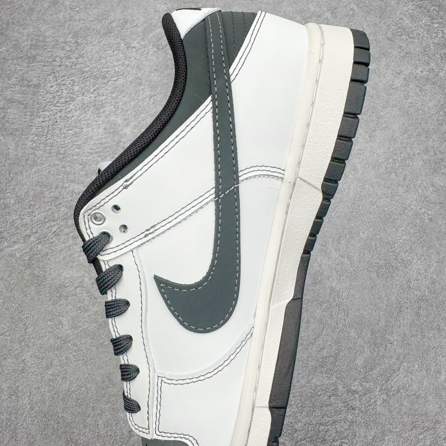 图片[7]-＃YC纯原 NK Dunk Low 神佑 WB0414-026 纯白底色如初雪铺展，黑色Swoosh凌厉划过鞋侧，似暗夜中悄然展翼的轨迹。后跟铭文缀于其间，低帮轮廓利落收束。不追逐颜色游戏，只专注光影博弈——白是清醒，黑是深邃。黑白交织不喧哗，却自有态度。脚踏其中，若得神佑。定制系列天花板 无原鞋不开发 全系列得物原鞋一比一校对开发 配色持续更新中 终端对接 优势输出 全套原厂楦头原纸板数据档案倾力打造 原汁原味莞产 极致还原 圈内最强针车工艺 高端零售指定版 广东原厂配套原盒原标 鞋盒分三个尺码段 原厂冲刀 超高清洁度 全鞋零毛边皮料切割 采用原厂百宏鞋带以及原厂百宏织唛舌标 内标可供原厂几率过验 进口原装条纹中底布 四线拉帮白色点胶 原厂拉帮手法遵循公司 原厂电绣 极致还原 SIZE 40 40.5 41 42 42.5 43 44 44.5 45 46-选品中心