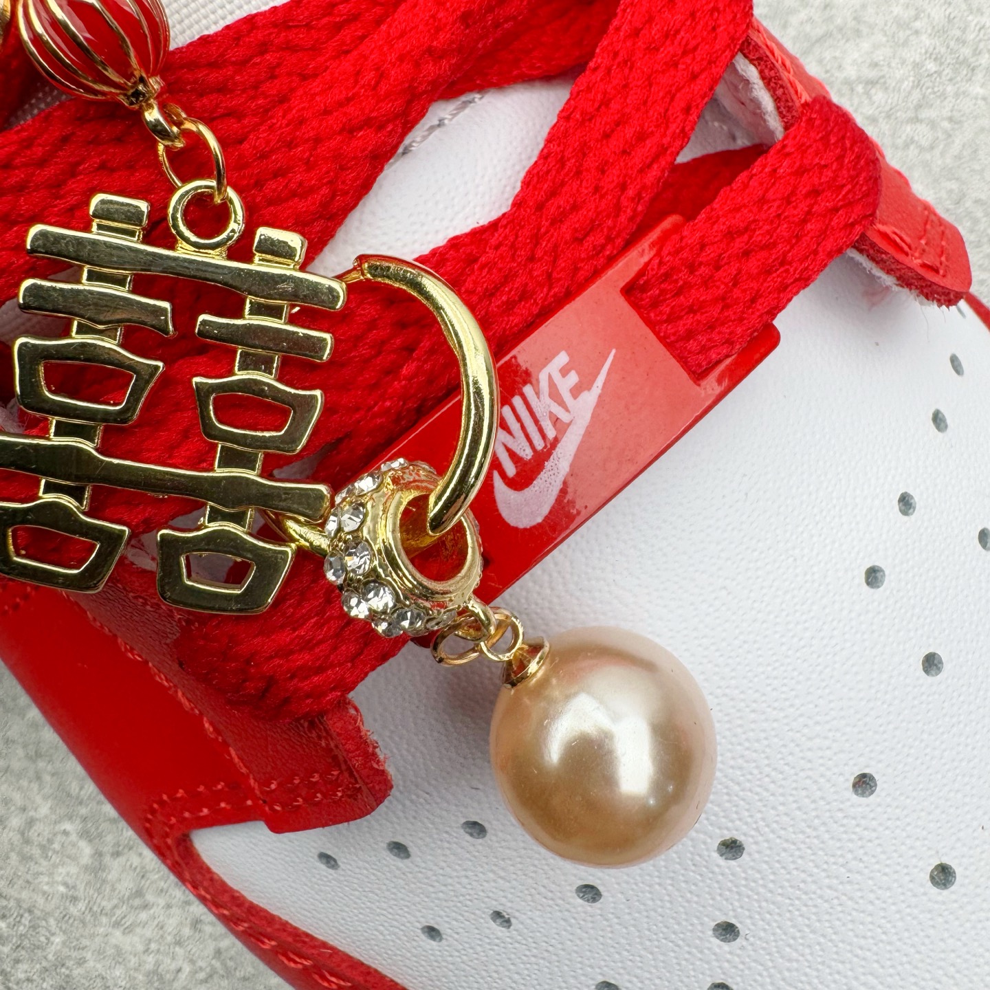 图片[15]-＃YC纯原 NK Dunk Low 天长地久 DD1873-116 当经典红白与东方诗意相遇，热烈醇正的红，是心跳的节拍；纯净无瑕的白，是婚纱的裙摆，一场永不褪色的对撞，在足尖上演。从晨光熹微到暮色四合，从礼堂红毯到都市街角，它承载“天长地久”的温度，陪你步入人生的每一幕风景，让爱意不只停留在某一天，而成为日常可触碰的浪漫宣言———从此朝暮与年岁并往，爱意同鞋履悠。实力大厂出品 新配色陆续开发 利润个位数只为口碑 全套原纸板楦头开发 确保原汁原味 完美呈现DUNK版型 一比一鞋头弧度高度鞋身弧度 此版本只针对中端市场 皮料材质有所更替 其他数据细节工艺流程均保持一致 绝不口嗨 细节品控鞋型随意对比 独家私模官方第六代原厂航空铝磨具打磨大底 鞋头坡度极致还原 无解鞋型 原盒原配 圈内天花板工艺 原厂玻璃冲刀 超高清洁度 全鞋零毛边皮料切割 原厂中底布点胶 中底布拉帮走线遵循公司 尺码：36 36.5 37.5 38 38.5 39 40 40.5 41 42 42.5 43 44 44.5 45 46-选品中心