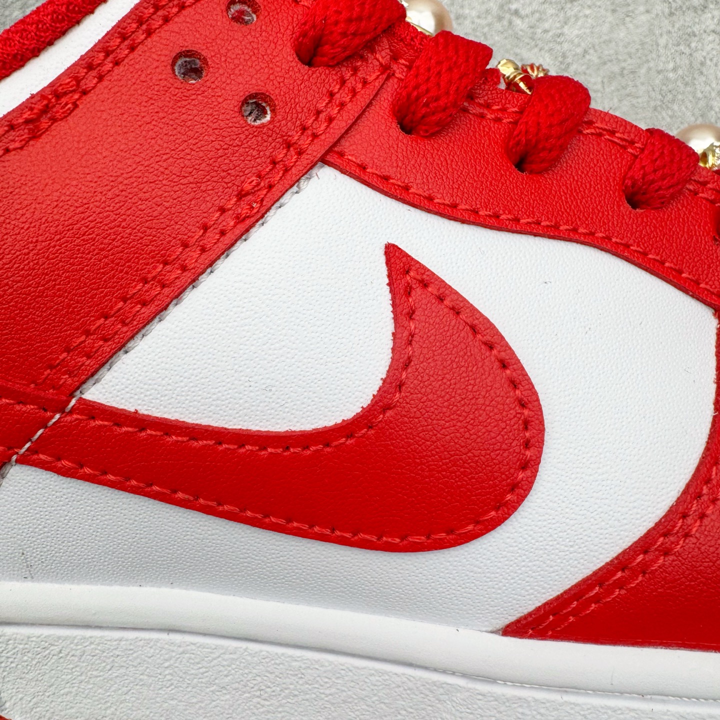 图片[19]-＃YC纯原 NK Dunk Low 天长地久 DD1873-116 当经典红白与东方诗意相遇，热烈醇正的红，是心跳的节拍；纯净无瑕的白，是婚纱的裙摆，一场永不褪色的对撞，在足尖上演。从晨光熹微到暮色四合，从礼堂红毯到都市街角，它承载“天长地久”的温度，陪你步入人生的每一幕风景，让爱意不只停留在某一天，而成为日常可触碰的浪漫宣言———从此朝暮与年岁并往，爱意同鞋履悠。实力大厂出品 新配色陆续开发 利润个位数只为口碑 全套原纸板楦头开发 确保原汁原味 完美呈现DUNK版型 一比一鞋头弧度高度鞋身弧度 此版本只针对中端市场 皮料材质有所更替 其他数据细节工艺流程均保持一致 绝不口嗨 细节品控鞋型随意对比 独家私模官方第六代原厂航空铝磨具打磨大底 鞋头坡度极致还原 无解鞋型 原盒原配 圈内天花板工艺 原厂玻璃冲刀 超高清洁度 全鞋零毛边皮料切割 原厂中底布点胶 中底布拉帮走线遵循公司 尺码：36 36.5 37.5 38 38.5 39 40 40.5 41 42 42.5 43 44 44.5 45 46-选品中心