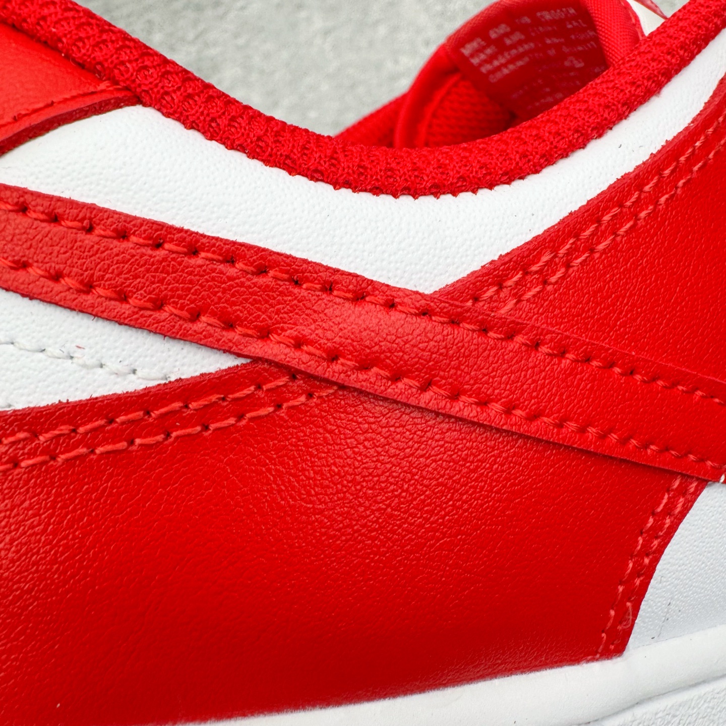 图片[18]-＃YC纯原 NK Dunk Low 天长地久 DD1873-116 当经典红白与东方诗意相遇，热烈醇正的红，是心跳的节拍；纯净无瑕的白，是婚纱的裙摆，一场永不褪色的对撞，在足尖上演。从晨光熹微到暮色四合，从礼堂红毯到都市街角，它承载“天长地久”的温度，陪你步入人生的每一幕风景，让爱意不只停留在某一天，而成为日常可触碰的浪漫宣言———从此朝暮与年岁并往，爱意同鞋履悠。实力大厂出品 新配色陆续开发 利润个位数只为口碑 全套原纸板楦头开发 确保原汁原味 完美呈现DUNK版型 一比一鞋头弧度高度鞋身弧度 此版本只针对中端市场 皮料材质有所更替 其他数据细节工艺流程均保持一致 绝不口嗨 细节品控鞋型随意对比 独家私模官方第六代原厂航空铝磨具打磨大底 鞋头坡度极致还原 无解鞋型 原盒原配 圈内天花板工艺 原厂玻璃冲刀 超高清洁度 全鞋零毛边皮料切割 原厂中底布点胶 中底布拉帮走线遵循公司 尺码：36 36.5 37.5 38 38.5 39 40 40.5 41 42 42.5 43 44 44.5 45 46-选品中心