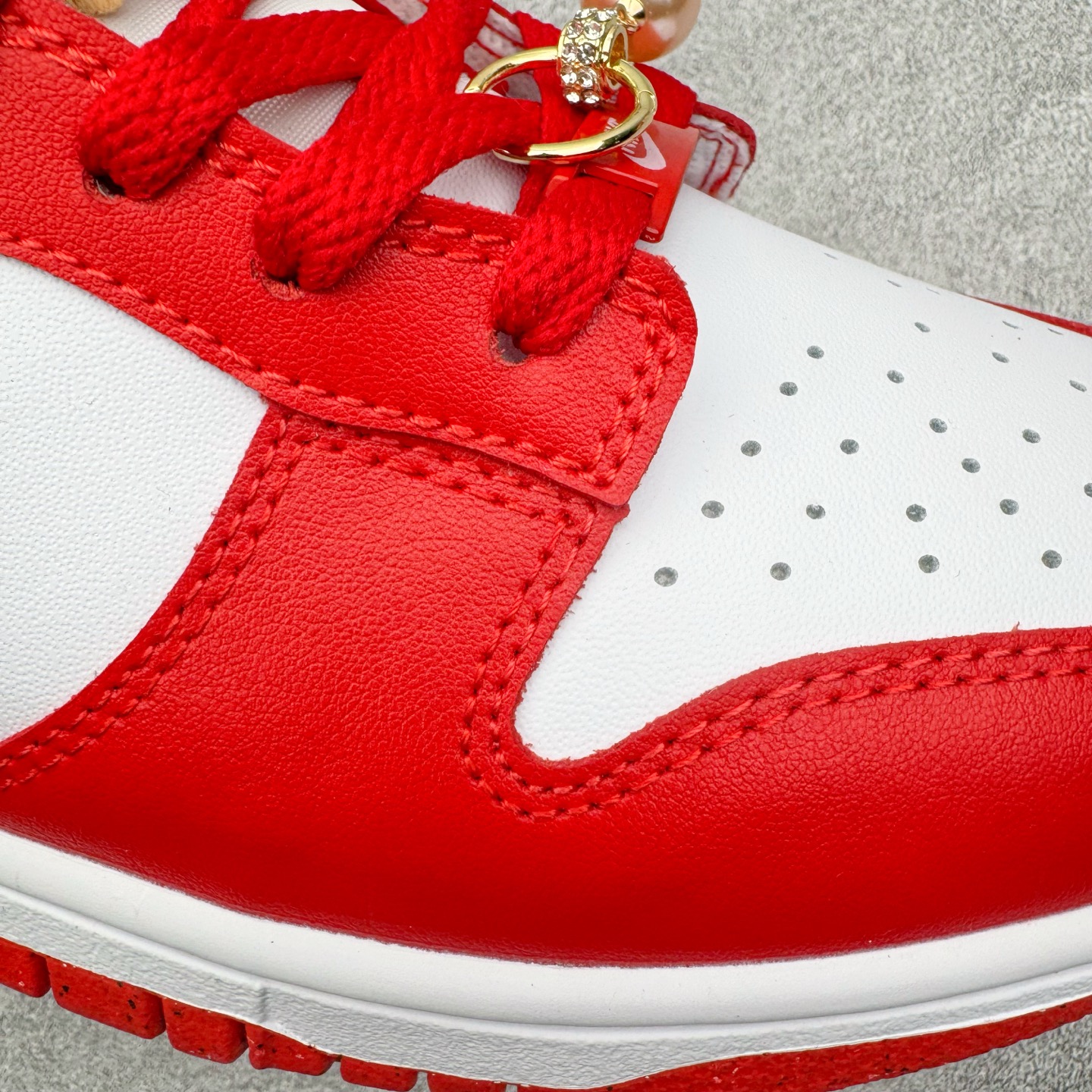 图片[20]-＃YC纯原 NK Dunk Low 天长地久 DD1873-116 当经典红白与东方诗意相遇，热烈醇正的红，是心跳的节拍；纯净无瑕的白，是婚纱的裙摆，一场永不褪色的对撞，在足尖上演。从晨光熹微到暮色四合，从礼堂红毯到都市街角，它承载“天长地久”的温度，陪你步入人生的每一幕风景，让爱意不只停留在某一天，而成为日常可触碰的浪漫宣言———从此朝暮与年岁并往，爱意同鞋履悠。实力大厂出品 新配色陆续开发 利润个位数只为口碑 全套原纸板楦头开发 确保原汁原味 完美呈现DUNK版型 一比一鞋头弧度高度鞋身弧度 此版本只针对中端市场 皮料材质有所更替 其他数据细节工艺流程均保持一致 绝不口嗨 细节品控鞋型随意对比 独家私模官方第六代原厂航空铝磨具打磨大底 鞋头坡度极致还原 无解鞋型 原盒原配 圈内天花板工艺 原厂玻璃冲刀 超高清洁度 全鞋零毛边皮料切割 原厂中底布点胶 中底布拉帮走线遵循公司 尺码：36 36.5 37.5 38 38.5 39 40 40.5 41 42 42.5 43 44 44.5 45 46-选品中心