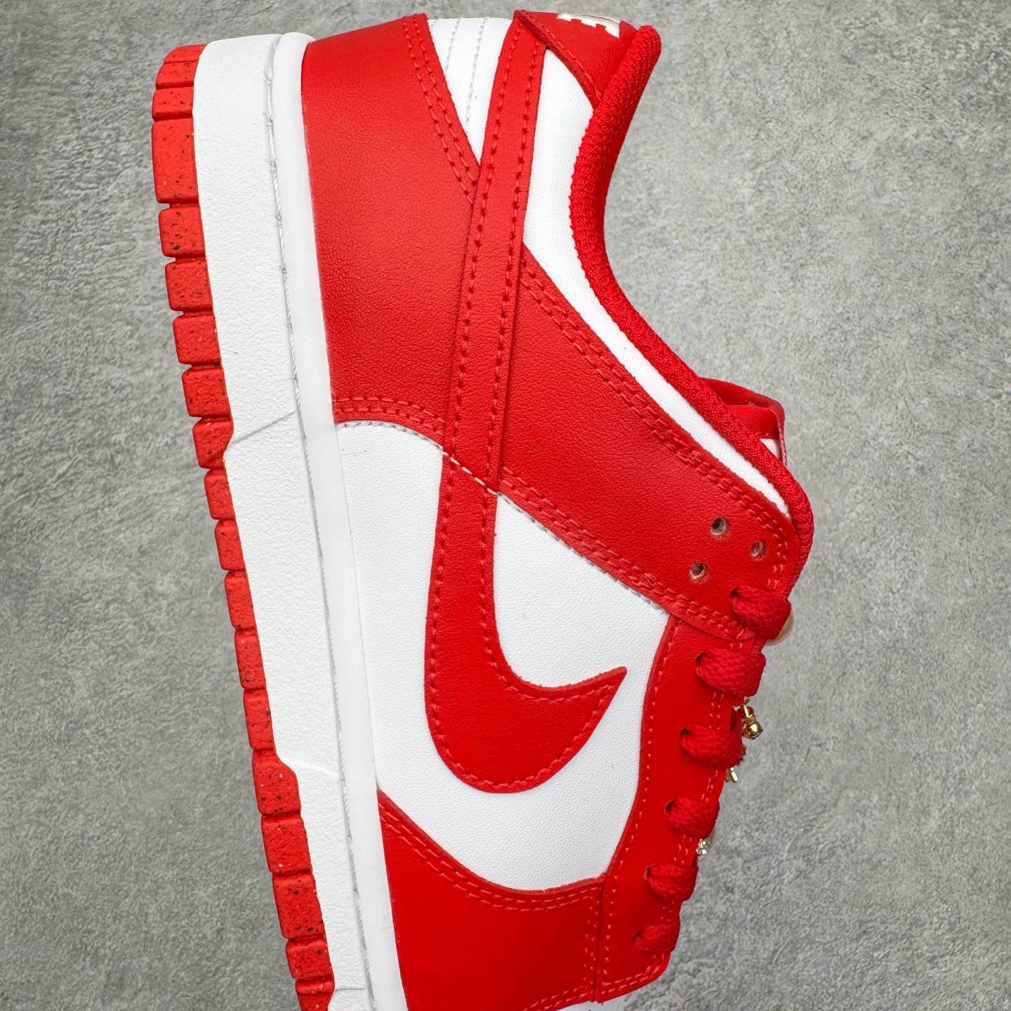 图片[6]-＃YC纯原 NK Dunk Low 天长地久 DD1873-116 当经典红白与东方诗意相遇，热烈醇正的红，是心跳的节拍；纯净无瑕的白，是婚纱的裙摆，一场永不褪色的对撞，在足尖上演。从晨光熹微到暮色四合，从礼堂红毯到都市街角，它承载“天长地久”的温度，陪你步入人生的每一幕风景，让爱意不只停留在某一天，而成为日常可触碰的浪漫宣言———从此朝暮与年岁并往，爱意同鞋履悠。实力大厂出品 新配色陆续开发 利润个位数只为口碑 全套原纸板楦头开发 确保原汁原味 完美呈现DUNK版型 一比一鞋头弧度高度鞋身弧度 此版本只针对中端市场 皮料材质有所更替 其他数据细节工艺流程均保持一致 绝不口嗨 细节品控鞋型随意对比 独家私模官方第六代原厂航空铝磨具打磨大底 鞋头坡度极致还原 无解鞋型 原盒原配 圈内天花板工艺 原厂玻璃冲刀 超高清洁度 全鞋零毛边皮料切割 原厂中底布点胶 中底布拉帮走线遵循公司 尺码：36 36.5 37.5 38 38.5 39 40 40.5 41 42 42.5 43 44 44.5 45 46-选品中心