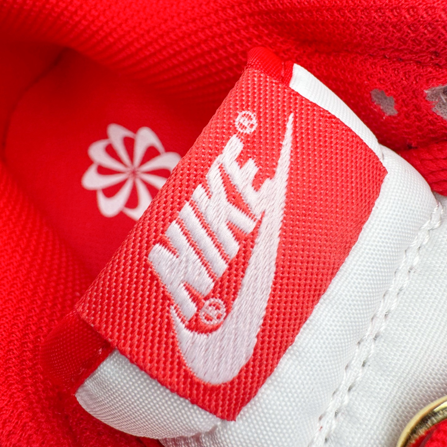 图片[13]-＃YC纯原 NK Dunk Low 天长地久 DD1873-116 当经典红白与东方诗意相遇，热烈醇正的红，是心跳的节拍；纯净无瑕的白，是婚纱的裙摆，一场永不褪色的对撞，在足尖上演。从晨光熹微到暮色四合，从礼堂红毯到都市街角，它承载“天长地久”的温度，陪你步入人生的每一幕风景，让爱意不只停留在某一天，而成为日常可触碰的浪漫宣言———从此朝暮与年岁并往，爱意同鞋履悠。实力大厂出品 新配色陆续开发 利润个位数只为口碑 全套原纸板楦头开发 确保原汁原味 完美呈现DUNK版型 一比一鞋头弧度高度鞋身弧度 此版本只针对中端市场 皮料材质有所更替 其他数据细节工艺流程均保持一致 绝不口嗨 细节品控鞋型随意对比 独家私模官方第六代原厂航空铝磨具打磨大底 鞋头坡度极致还原 无解鞋型 原盒原配 圈内天花板工艺 原厂玻璃冲刀 超高清洁度 全鞋零毛边皮料切割 原厂中底布点胶 中底布拉帮走线遵循公司 尺码：36 36.5 37.5 38 38.5 39 40 40.5 41 42 42.5 43 44 44.5 45 46-选品中心