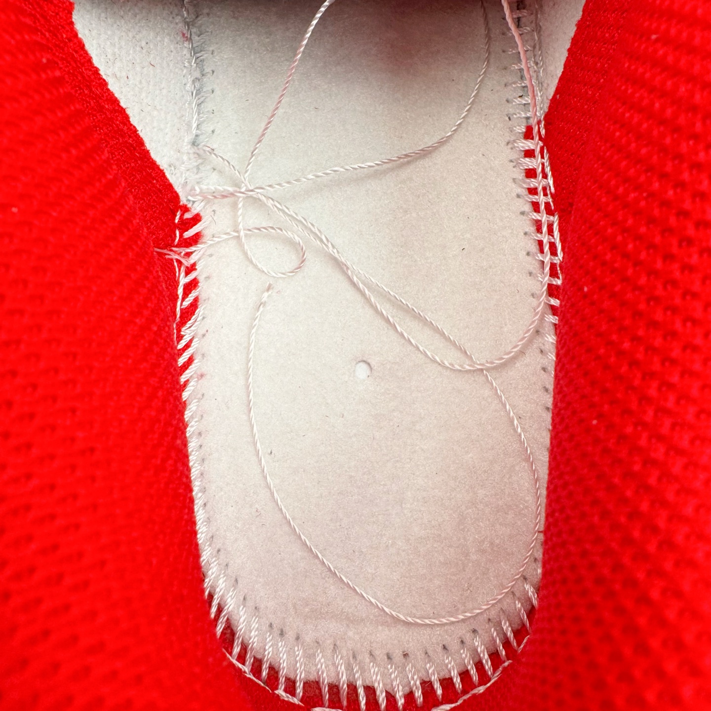 图片[11]-＃YC纯原 NK Dunk Low 天长地久 DD1873-116 当经典红白与东方诗意相遇，热烈醇正的红，是心跳的节拍；纯净无瑕的白，是婚纱的裙摆，一场永不褪色的对撞，在足尖上演。从晨光熹微到暮色四合，从礼堂红毯到都市街角，它承载“天长地久”的温度，陪你步入人生的每一幕风景，让爱意不只停留在某一天，而成为日常可触碰的浪漫宣言———从此朝暮与年岁并往，爱意同鞋履悠。实力大厂出品 新配色陆续开发 利润个位数只为口碑 全套原纸板楦头开发 确保原汁原味 完美呈现DUNK版型 一比一鞋头弧度高度鞋身弧度 此版本只针对中端市场 皮料材质有所更替 其他数据细节工艺流程均保持一致 绝不口嗨 细节品控鞋型随意对比 独家私模官方第六代原厂航空铝磨具打磨大底 鞋头坡度极致还原 无解鞋型 原盒原配 圈内天花板工艺 原厂玻璃冲刀 超高清洁度 全鞋零毛边皮料切割 原厂中底布点胶 中底布拉帮走线遵循公司 尺码：36 36.5 37.5 38 38.5 39 40 40.5 41 42 42.5 43 44 44.5 45 46-选品中心