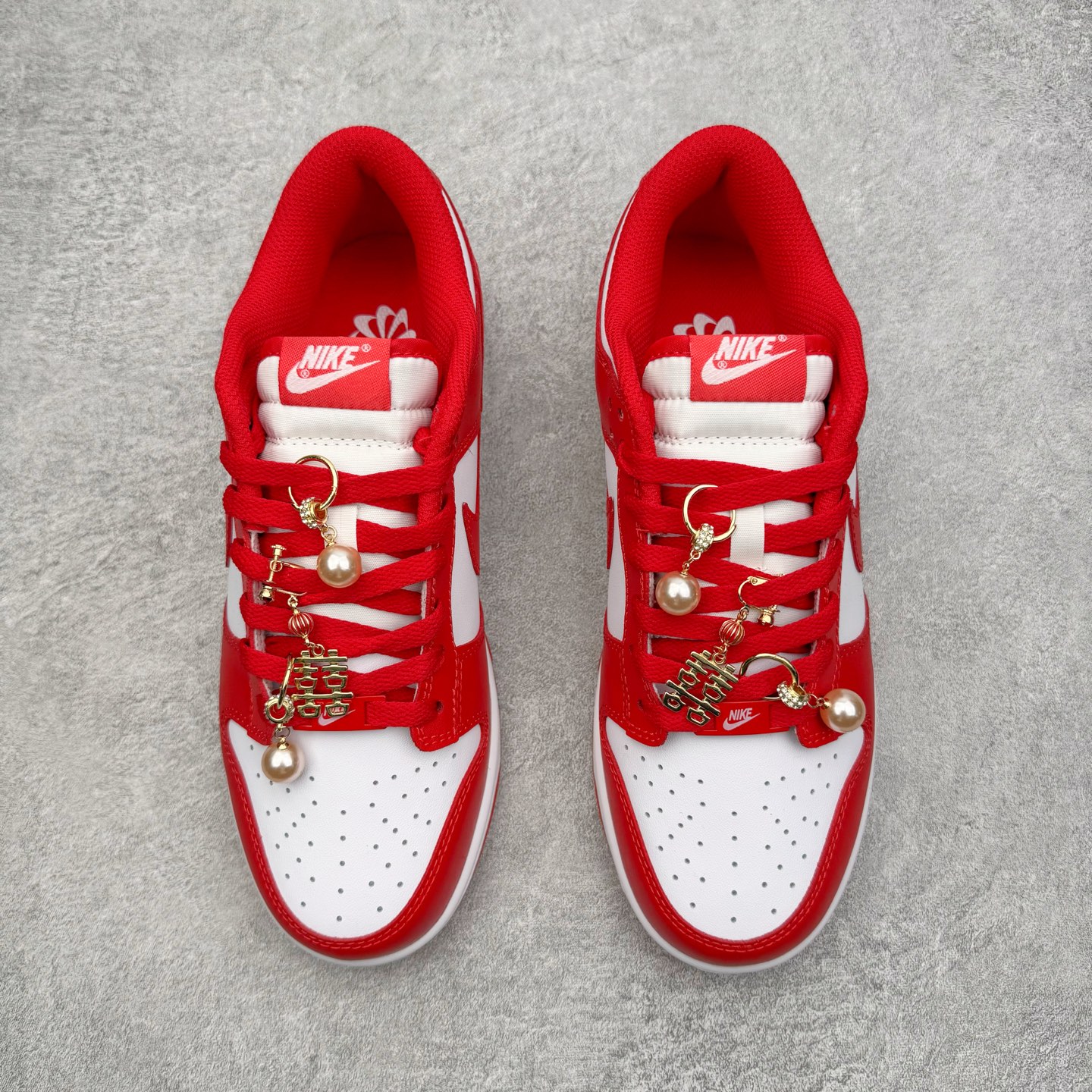 图片[2]-＃YC纯原 NK Dunk Low 天长地久 DD1873-116 当经典红白与东方诗意相遇，热烈醇正的红，是心跳的节拍；纯净无瑕的白，是婚纱的裙摆，一场永不褪色的对撞，在足尖上演。从晨光熹微到暮色四合，从礼堂红毯到都市街角，它承载“天长地久”的温度，陪你步入人生的每一幕风景，让爱意不只停留在某一天，而成为日常可触碰的浪漫宣言———从此朝暮与年岁并往，爱意同鞋履悠。实力大厂出品 新配色陆续开发 利润个位数只为口碑 全套原纸板楦头开发 确保原汁原味 完美呈现DUNK版型 一比一鞋头弧度高度鞋身弧度 此版本只针对中端市场 皮料材质有所更替 其他数据细节工艺流程均保持一致 绝不口嗨 细节品控鞋型随意对比 独家私模官方第六代原厂航空铝磨具打磨大底 鞋头坡度极致还原 无解鞋型 原盒原配 圈内天花板工艺 原厂玻璃冲刀 超高清洁度 全鞋零毛边皮料切割 原厂中底布点胶 中底布拉帮走线遵循公司 尺码：36 36.5 37.5 38 38.5 39 40 40.5 41 42 42.5 43 44 44.5 45 46-选品中心