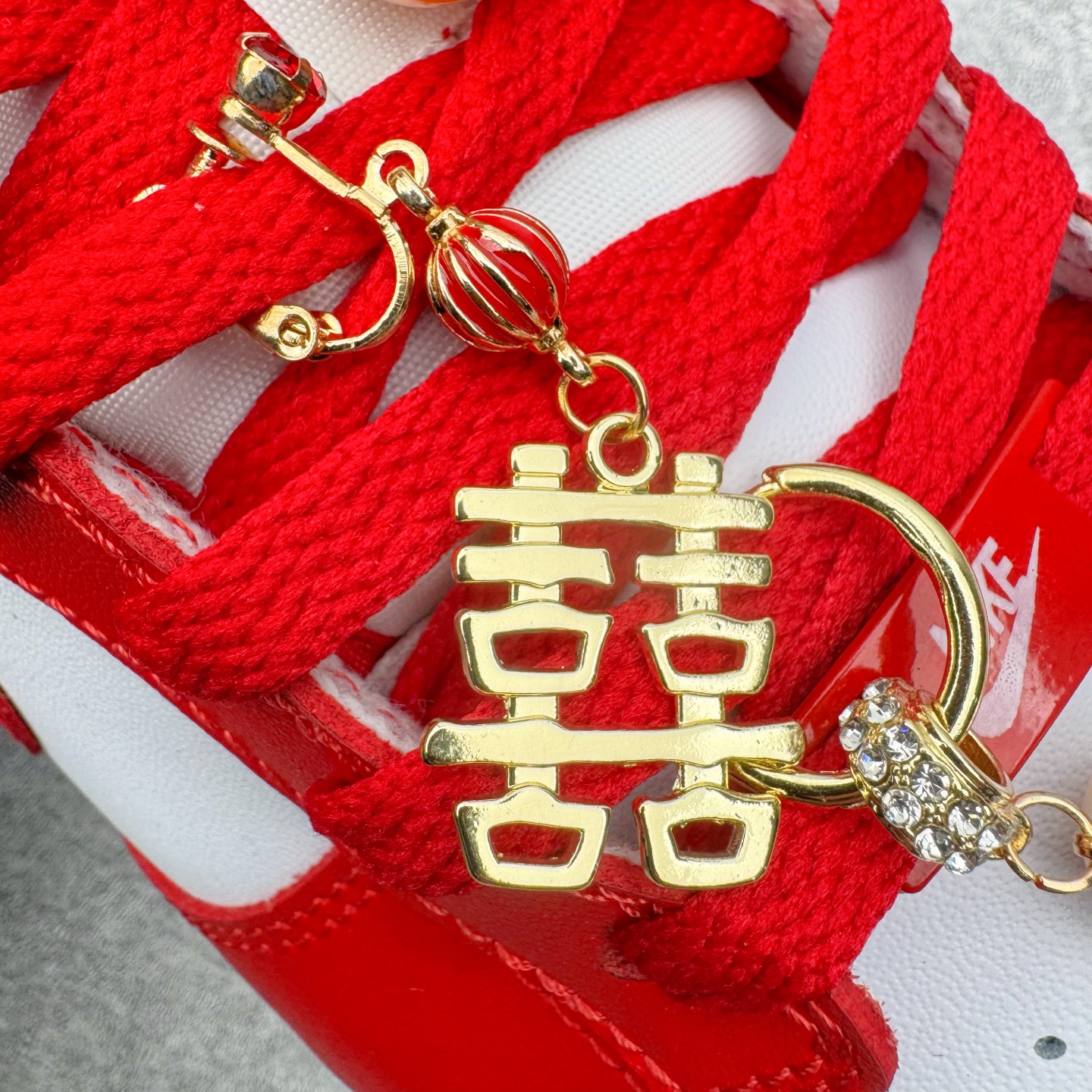 图片[14]-＃YC纯原 NK Dunk Low 天长地久 DD1873-116 当经典红白与东方诗意相遇，热烈醇正的红，是心跳的节拍；纯净无瑕的白，是婚纱的裙摆，一场永不褪色的对撞，在足尖上演。从晨光熹微到暮色四合，从礼堂红毯到都市街角，它承载“天长地久”的温度，陪你步入人生的每一幕风景，让爱意不只停留在某一天，而成为日常可触碰的浪漫宣言———从此朝暮与年岁并往，爱意同鞋履悠。实力大厂出品 新配色陆续开发 利润个位数只为口碑 全套原纸板楦头开发 确保原汁原味 完美呈现DUNK版型 一比一鞋头弧度高度鞋身弧度 此版本只针对中端市场 皮料材质有所更替 其他数据细节工艺流程均保持一致 绝不口嗨 细节品控鞋型随意对比 独家私模官方第六代原厂航空铝磨具打磨大底 鞋头坡度极致还原 无解鞋型 原盒原配 圈内天花板工艺 原厂玻璃冲刀 超高清洁度 全鞋零毛边皮料切割 原厂中底布点胶 中底布拉帮走线遵循公司 尺码：36 36.5 37.5 38 38.5 39 40 40.5 41 42 42.5 43 44 44.5 45 46-选品中心