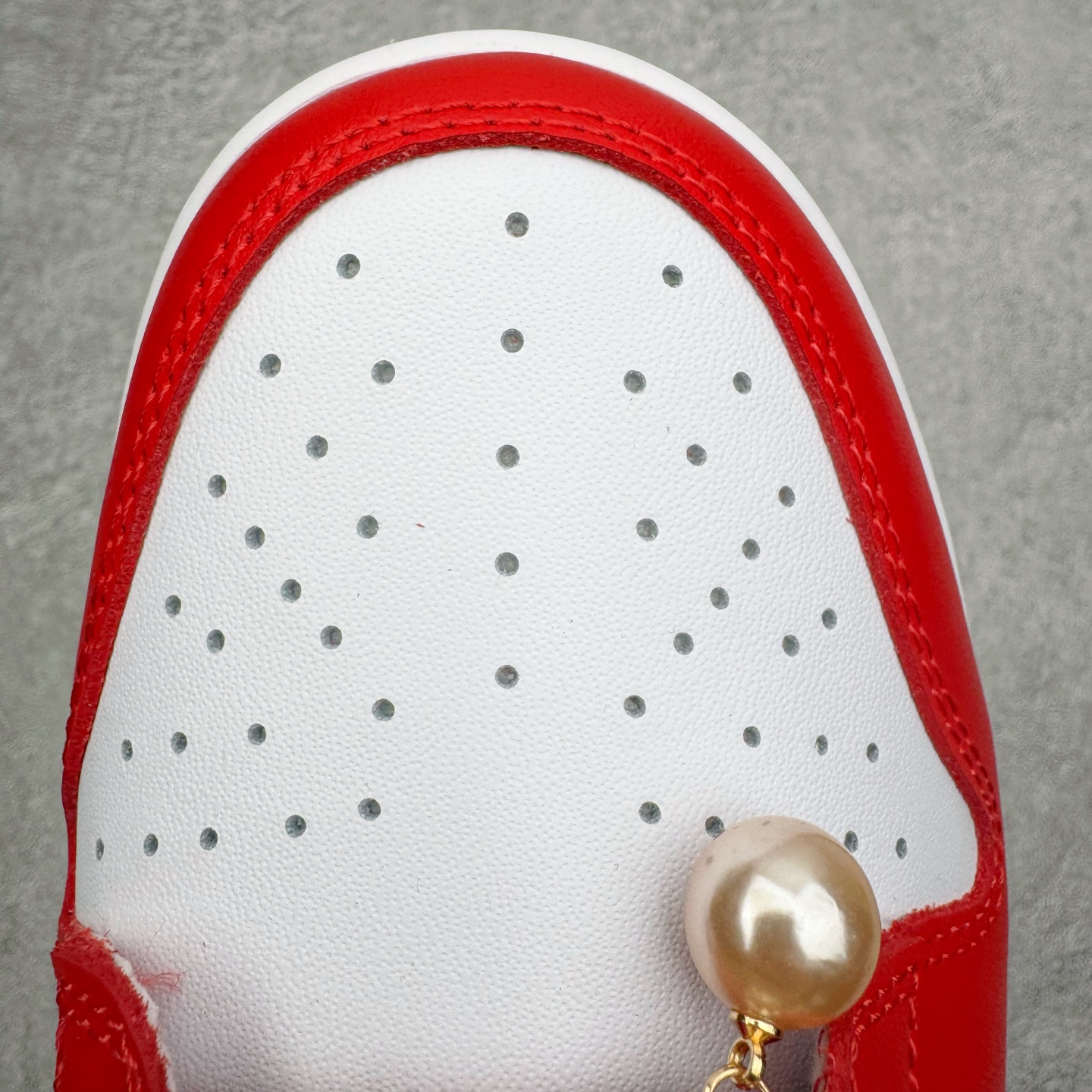 图片[16]-＃YC纯原 NK Dunk Low 天长地久 DD1873-116 当经典红白与东方诗意相遇，热烈醇正的红，是心跳的节拍；纯净无瑕的白，是婚纱的裙摆，一场永不褪色的对撞，在足尖上演。从晨光熹微到暮色四合，从礼堂红毯到都市街角，它承载“天长地久”的温度，陪你步入人生的每一幕风景，让爱意不只停留在某一天，而成为日常可触碰的浪漫宣言———从此朝暮与年岁并往，爱意同鞋履悠。实力大厂出品 新配色陆续开发 利润个位数只为口碑 全套原纸板楦头开发 确保原汁原味 完美呈现DUNK版型 一比一鞋头弧度高度鞋身弧度 此版本只针对中端市场 皮料材质有所更替 其他数据细节工艺流程均保持一致 绝不口嗨 细节品控鞋型随意对比 独家私模官方第六代原厂航空铝磨具打磨大底 鞋头坡度极致还原 无解鞋型 原盒原配 圈内天花板工艺 原厂玻璃冲刀 超高清洁度 全鞋零毛边皮料切割 原厂中底布点胶 中底布拉帮走线遵循公司 尺码：36 36.5 37.5 38 38.5 39 40 40.5 41 42 42.5 43 44 44.5 45 46-选品中心