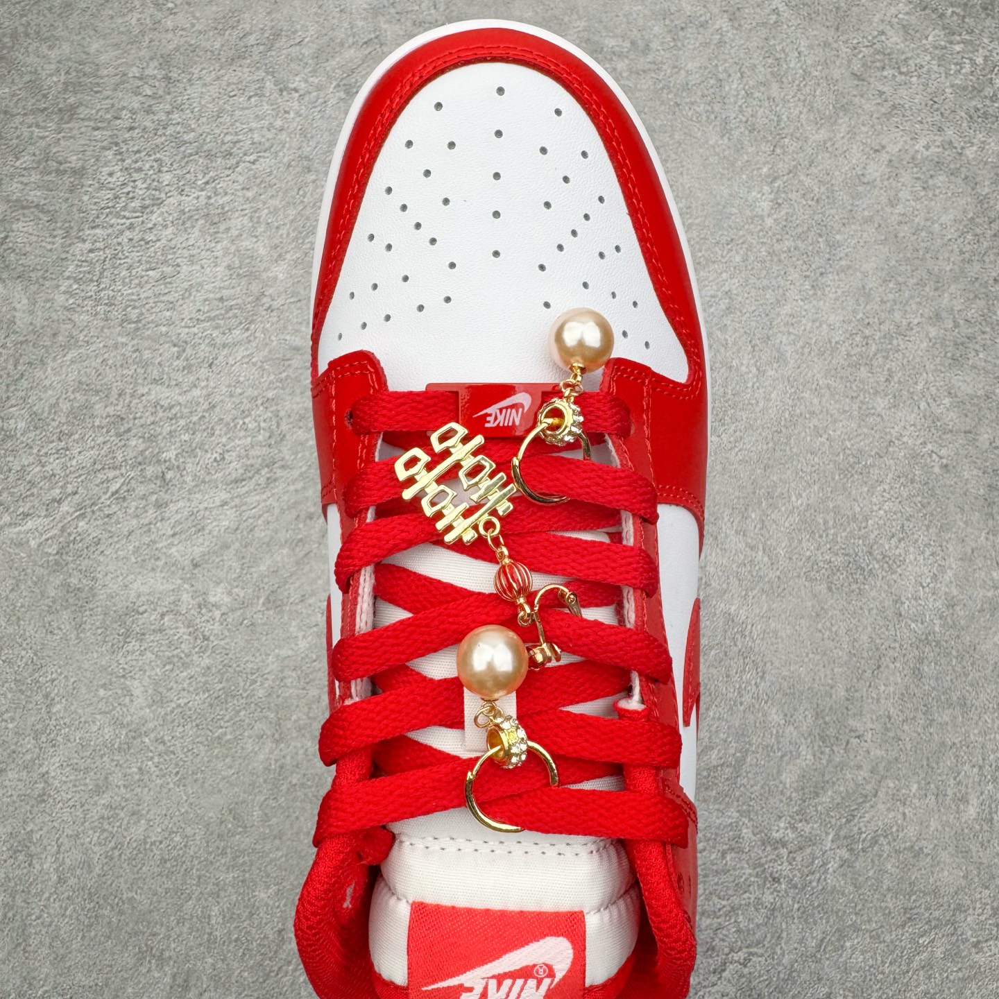 图片[4]-＃YC纯原 NK Dunk Low 天长地久 DD1873-116 当经典红白与东方诗意相遇，热烈醇正的红，是心跳的节拍；纯净无瑕的白，是婚纱的裙摆，一场永不褪色的对撞，在足尖上演。从晨光熹微到暮色四合，从礼堂红毯到都市街角，它承载“天长地久”的温度，陪你步入人生的每一幕风景，让爱意不只停留在某一天，而成为日常可触碰的浪漫宣言———从此朝暮与年岁并往，爱意同鞋履悠。实力大厂出品 新配色陆续开发 利润个位数只为口碑 全套原纸板楦头开发 确保原汁原味 完美呈现DUNK版型 一比一鞋头弧度高度鞋身弧度 此版本只针对中端市场 皮料材质有所更替 其他数据细节工艺流程均保持一致 绝不口嗨 细节品控鞋型随意对比 独家私模官方第六代原厂航空铝磨具打磨大底 鞋头坡度极致还原 无解鞋型 原盒原配 圈内天花板工艺 原厂玻璃冲刀 超高清洁度 全鞋零毛边皮料切割 原厂中底布点胶 中底布拉帮走线遵循公司 尺码：36 36.5 37.5 38 38.5 39 40 40.5 41 42 42.5 43 44 44.5 45 46-选品中心