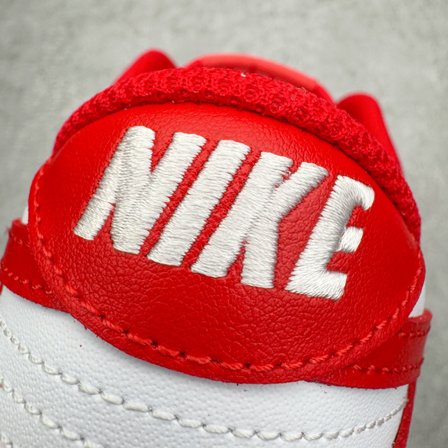 图片[17]-＃YC纯原 NK Dunk Low 天长地久 DD1873-116 当经典红白与东方诗意相遇，热烈醇正的红，是心跳的节拍；纯净无瑕的白，是婚纱的裙摆，一场永不褪色的对撞，在足尖上演。从晨光熹微到暮色四合，从礼堂红毯到都市街角，它承载“天长地久”的温度，陪你步入人生的每一幕风景，让爱意不只停留在某一天，而成为日常可触碰的浪漫宣言———从此朝暮与年岁并往，爱意同鞋履悠。实力大厂出品 新配色陆续开发 利润个位数只为口碑 全套原纸板楦头开发 确保原汁原味 完美呈现DUNK版型 一比一鞋头弧度高度鞋身弧度 此版本只针对中端市场 皮料材质有所更替 其他数据细节工艺流程均保持一致 绝不口嗨 细节品控鞋型随意对比 独家私模官方第六代原厂航空铝磨具打磨大底 鞋头坡度极致还原 无解鞋型 原盒原配 圈内天花板工艺 原厂玻璃冲刀 超高清洁度 全鞋零毛边皮料切割 原厂中底布点胶 中底布拉帮走线遵循公司 尺码：36 36.5 37.5 38 38.5 39 40 40.5 41 42 42.5 43 44 44.5 45 46-选品中心