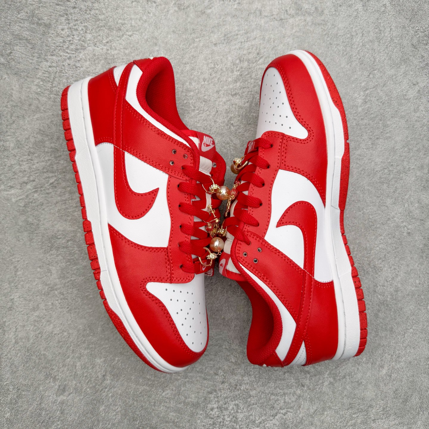 图片[3]-＃YC纯原 NK Dunk Low 天长地久 DD1873-116 当经典红白与东方诗意相遇，热烈醇正的红，是心跳的节拍；纯净无瑕的白，是婚纱的裙摆，一场永不褪色的对撞，在足尖上演。从晨光熹微到暮色四合，从礼堂红毯到都市街角，它承载“天长地久”的温度，陪你步入人生的每一幕风景，让爱意不只停留在某一天，而成为日常可触碰的浪漫宣言———从此朝暮与年岁并往，爱意同鞋履悠。实力大厂出品 新配色陆续开发 利润个位数只为口碑 全套原纸板楦头开发 确保原汁原味 完美呈现DUNK版型 一比一鞋头弧度高度鞋身弧度 此版本只针对中端市场 皮料材质有所更替 其他数据细节工艺流程均保持一致 绝不口嗨 细节品控鞋型随意对比 独家私模官方第六代原厂航空铝磨具打磨大底 鞋头坡度极致还原 无解鞋型 原盒原配 圈内天花板工艺 原厂玻璃冲刀 超高清洁度 全鞋零毛边皮料切割 原厂中底布点胶 中底布拉帮走线遵循公司 尺码：36 36.5 37.5 38 38.5 39 40 40.5 41 42 42.5 43 44 44.5 45 46-选品中心