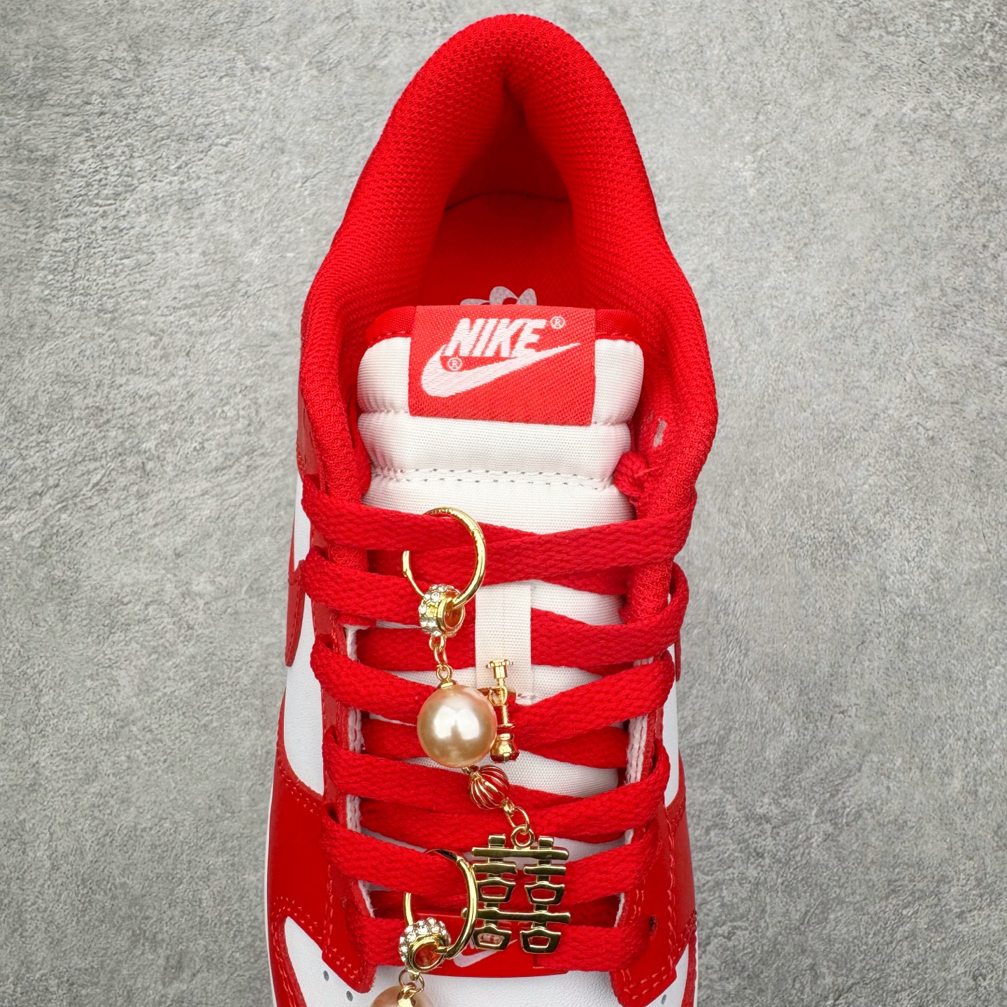 图片[5]-＃YC纯原 NK Dunk Low 天长地久 DD1873-116 当经典红白与东方诗意相遇，热烈醇正的红，是心跳的节拍；纯净无瑕的白，是婚纱的裙摆，一场永不褪色的对撞，在足尖上演。从晨光熹微到暮色四合，从礼堂红毯到都市街角，它承载“天长地久”的温度，陪你步入人生的每一幕风景，让爱意不只停留在某一天，而成为日常可触碰的浪漫宣言———从此朝暮与年岁并往，爱意同鞋履悠。实力大厂出品 新配色陆续开发 利润个位数只为口碑 全套原纸板楦头开发 确保原汁原味 完美呈现DUNK版型 一比一鞋头弧度高度鞋身弧度 此版本只针对中端市场 皮料材质有所更替 其他数据细节工艺流程均保持一致 绝不口嗨 细节品控鞋型随意对比 独家私模官方第六代原厂航空铝磨具打磨大底 鞋头坡度极致还原 无解鞋型 原盒原配 圈内天花板工艺 原厂玻璃冲刀 超高清洁度 全鞋零毛边皮料切割 原厂中底布点胶 中底布拉帮走线遵循公司 尺码：36 36.5 37.5 38 38.5 39 40 40.5 41 42 42.5 43 44 44.5 45 46-选品中心