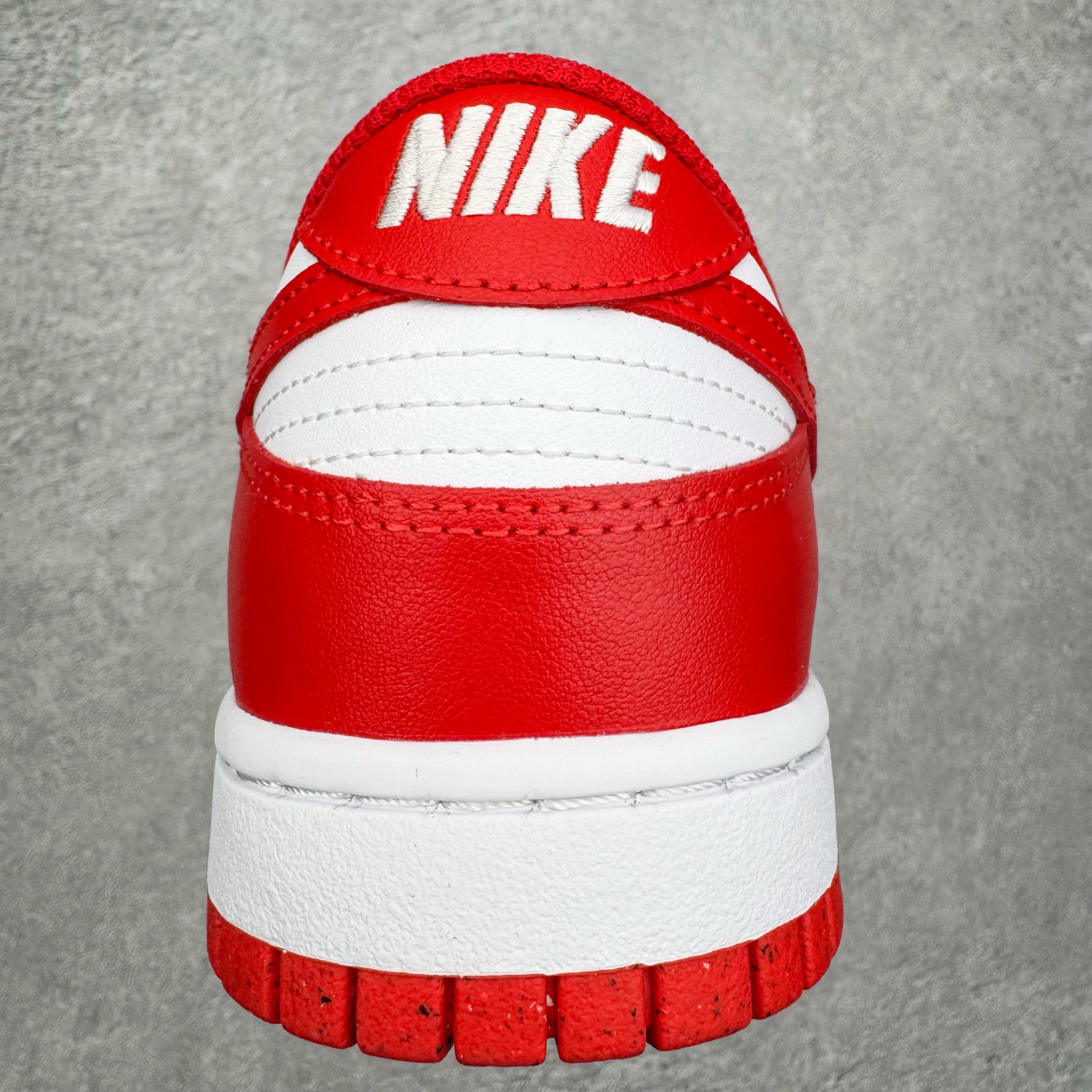 图片[8]-＃YC纯原 NK Dunk Low 天长地久 DD1873-116 当经典红白与东方诗意相遇，热烈醇正的红，是心跳的节拍；纯净无瑕的白，是婚纱的裙摆，一场永不褪色的对撞，在足尖上演。从晨光熹微到暮色四合，从礼堂红毯到都市街角，它承载“天长地久”的温度，陪你步入人生的每一幕风景，让爱意不只停留在某一天，而成为日常可触碰的浪漫宣言———从此朝暮与年岁并往，爱意同鞋履悠。实力大厂出品 新配色陆续开发 利润个位数只为口碑 全套原纸板楦头开发 确保原汁原味 完美呈现DUNK版型 一比一鞋头弧度高度鞋身弧度 此版本只针对中端市场 皮料材质有所更替 其他数据细节工艺流程均保持一致 绝不口嗨 细节品控鞋型随意对比 独家私模官方第六代原厂航空铝磨具打磨大底 鞋头坡度极致还原 无解鞋型 原盒原配 圈内天花板工艺 原厂玻璃冲刀 超高清洁度 全鞋零毛边皮料切割 原厂中底布点胶 中底布拉帮走线遵循公司 尺码：36 36.5 37.5 38 38.5 39 40 40.5 41 42 42.5 43 44 44.5 45 46-选品中心