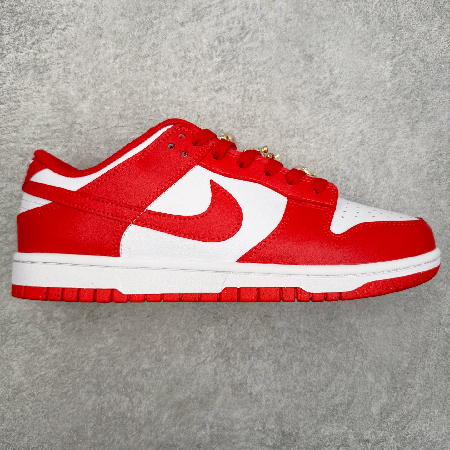 ＃YC纯原 NK Dunk Low 天长地久 DD1873-116 当经典红白与东方诗意相遇，热烈醇正的红，是心跳的节拍；纯净无瑕的白，是婚纱的裙摆，一场永不褪色的对撞，在足尖上演。从晨光熹微到暮色四合，从礼堂红毯到都市街角，它承载“天长地久”的温度，陪你步入人生的每一幕风景，让爱意不只停留在某一天，而成为日常可触碰的浪漫宣言———从此朝暮与年岁并往，爱意同鞋履悠。实力大厂出品 新配色陆续开发 利润个位数只为口碑 全套原纸板楦头开发 确保原汁原味 完美呈现DUNK版型 一比一鞋头弧度高度鞋身弧度 此版本只针对中端市场 皮料材质有所更替 其他数据细节工艺流程均保持一致 绝不口嗨 细节品控鞋型随意对比 独家私模官方第六代原厂航空铝磨具打磨大底 鞋头坡度极致还原 无解鞋型 原盒原配 圈内天花板工艺 原厂玻璃冲刀 超高清洁度 全鞋零毛边皮料切割 原厂中底布点胶 中底布拉帮走线遵循公司 尺码：36 36.5 37.5 38 38.5 39 40 40.5 41 42 42.5 43 44 44.5 45 46-选品中心