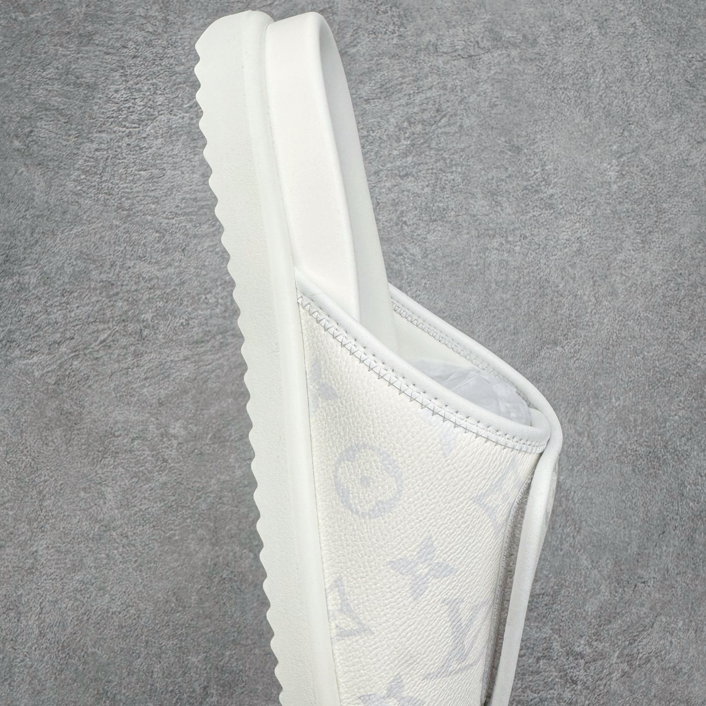 图片[6]-＃GD广顶 LOUIS VUITTON Miami lv平底露趾 EVA一字拖鞋 Louis Vuitton，法国路威酩轩集团-LVMH旗下品牌，著名奢侈品箱包和皮具品牌，百余年的传奇经典，全球时尚旅行艺术的精致象征。印有“LV”标志这一独特图案的交织字母帆布包，伴随着丰富的传奇色彩和雅典的设计而成为时尚之经典。延续至今，不论后来延伸出来的皮件、丝巾或手表、笔、服装，都是以崇尚精致、品质、舒适的“旅行哲学”，作为设计理念。尺码：39 40 41 42 43 44 45-选品中心