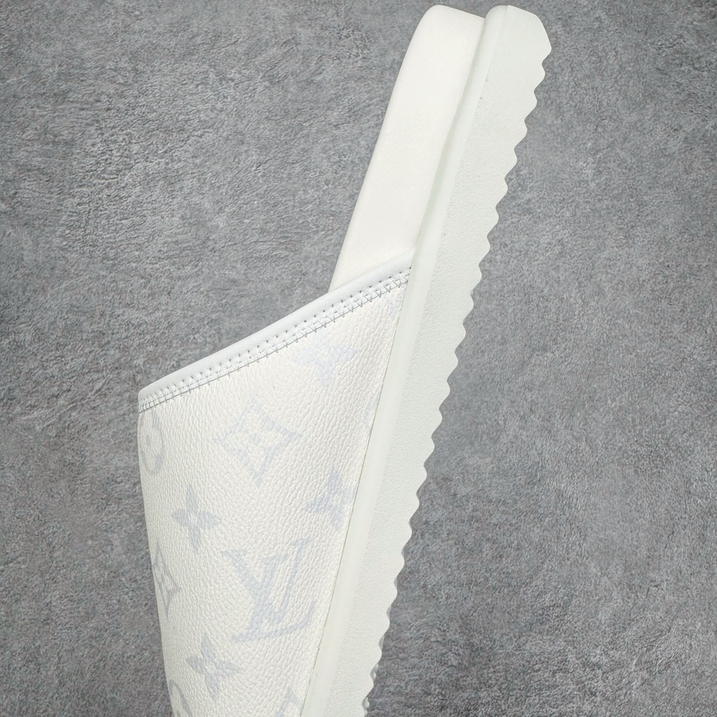 图片[7]-＃GD广顶 LOUIS VUITTON Miami lv平底露趾 EVA一字拖鞋 Louis Vuitton，法国路威酩轩集团-LVMH旗下品牌，著名奢侈品箱包和皮具品牌，百余年的传奇经典，全球时尚旅行艺术的精致象征。印有“LV”标志这一独特图案的交织字母帆布包，伴随着丰富的传奇色彩和雅典的设计而成为时尚之经典。延续至今，不论后来延伸出来的皮件、丝巾或手表、笔、服装，都是以崇尚精致、品质、舒适的“旅行哲学”，作为设计理念。尺码：39 40 41 42 43 44 45-选品中心