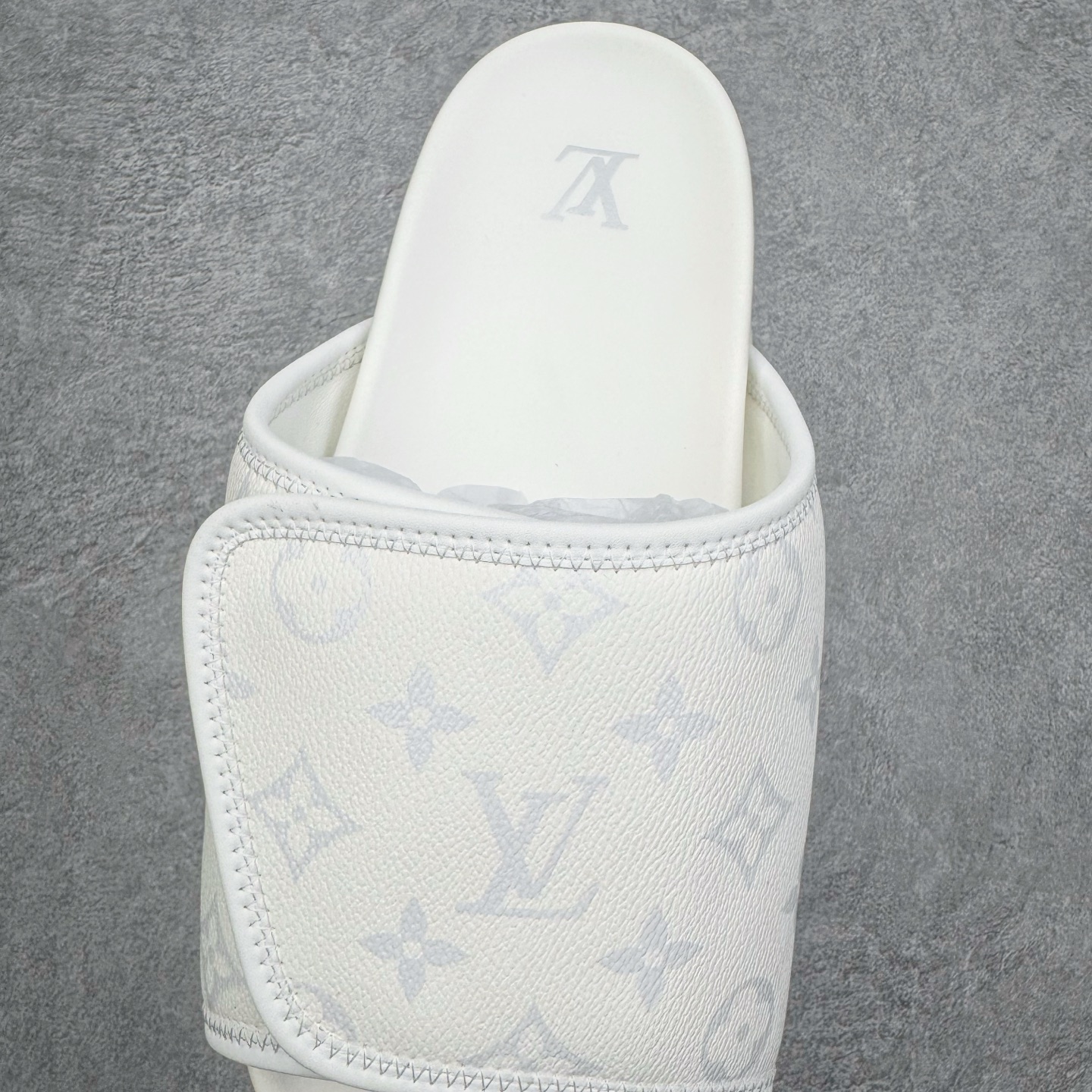 图片[5]-＃GD广顶 LOUIS VUITTON Miami lv平底露趾 EVA一字拖鞋 Louis Vuitton，法国路威酩轩集团-LVMH旗下品牌，著名奢侈品箱包和皮具品牌，百余年的传奇经典，全球时尚旅行艺术的精致象征。印有“LV”标志这一独特图案的交织字母帆布包，伴随着丰富的传奇色彩和雅典的设计而成为时尚之经典。延续至今，不论后来延伸出来的皮件、丝巾或手表、笔、服装，都是以崇尚精致、品质、舒适的“旅行哲学”，作为设计理念。尺码：39 40 41 42 43 44 45-选品中心