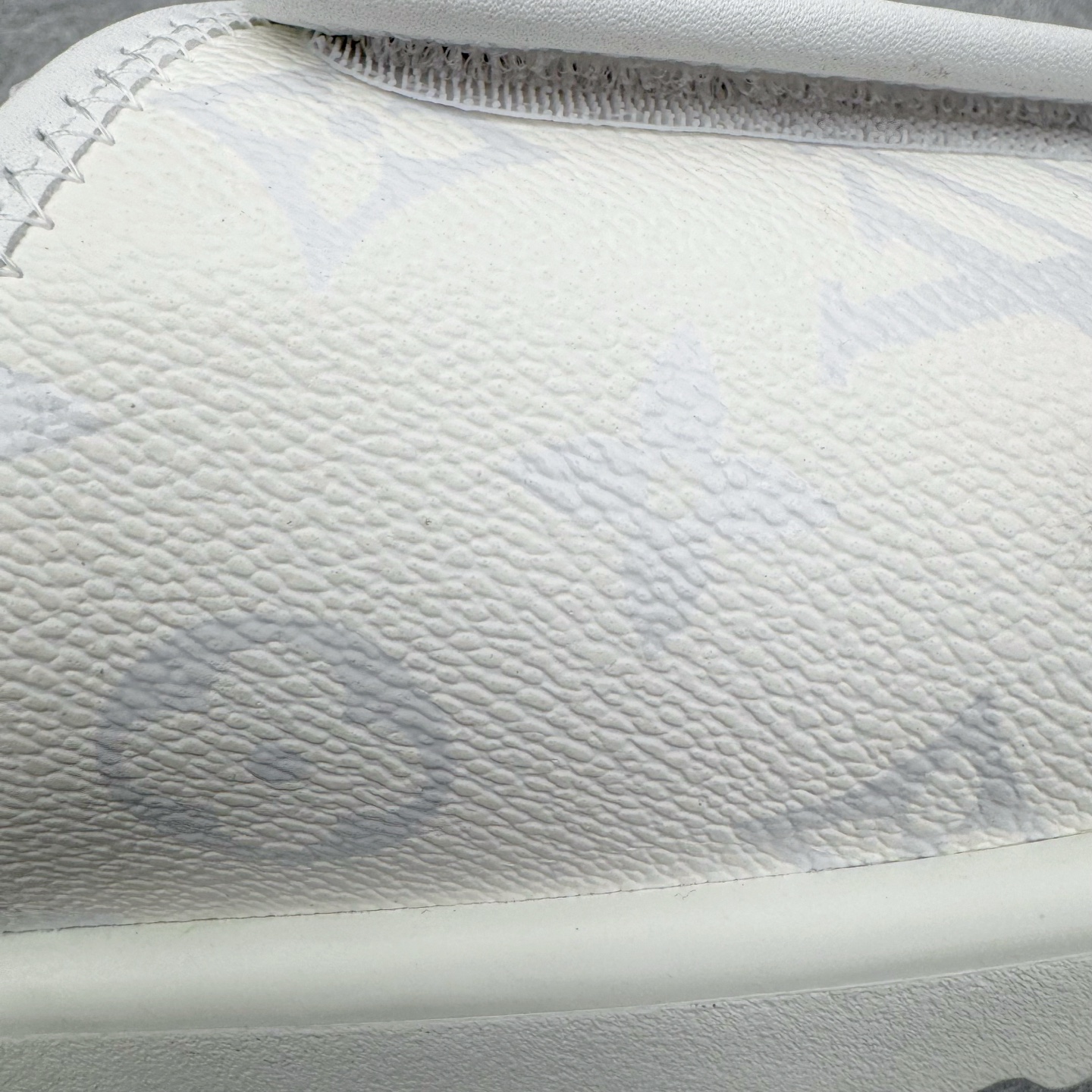 图片[12]-＃GD广顶 LOUIS VUITTON Miami lv平底露趾 EVA一字拖鞋 Louis Vuitton，法国路威酩轩集团-LVMH旗下品牌，著名奢侈品箱包和皮具品牌，百余年的传奇经典，全球时尚旅行艺术的精致象征。印有“LV”标志这一独特图案的交织字母帆布包，伴随着丰富的传奇色彩和雅典的设计而成为时尚之经典。延续至今，不论后来延伸出来的皮件、丝巾或手表、笔、服装，都是以崇尚精致、品质、舒适的“旅行哲学”，作为设计理念。尺码：39 40 41 42 43 44 45-选品中心