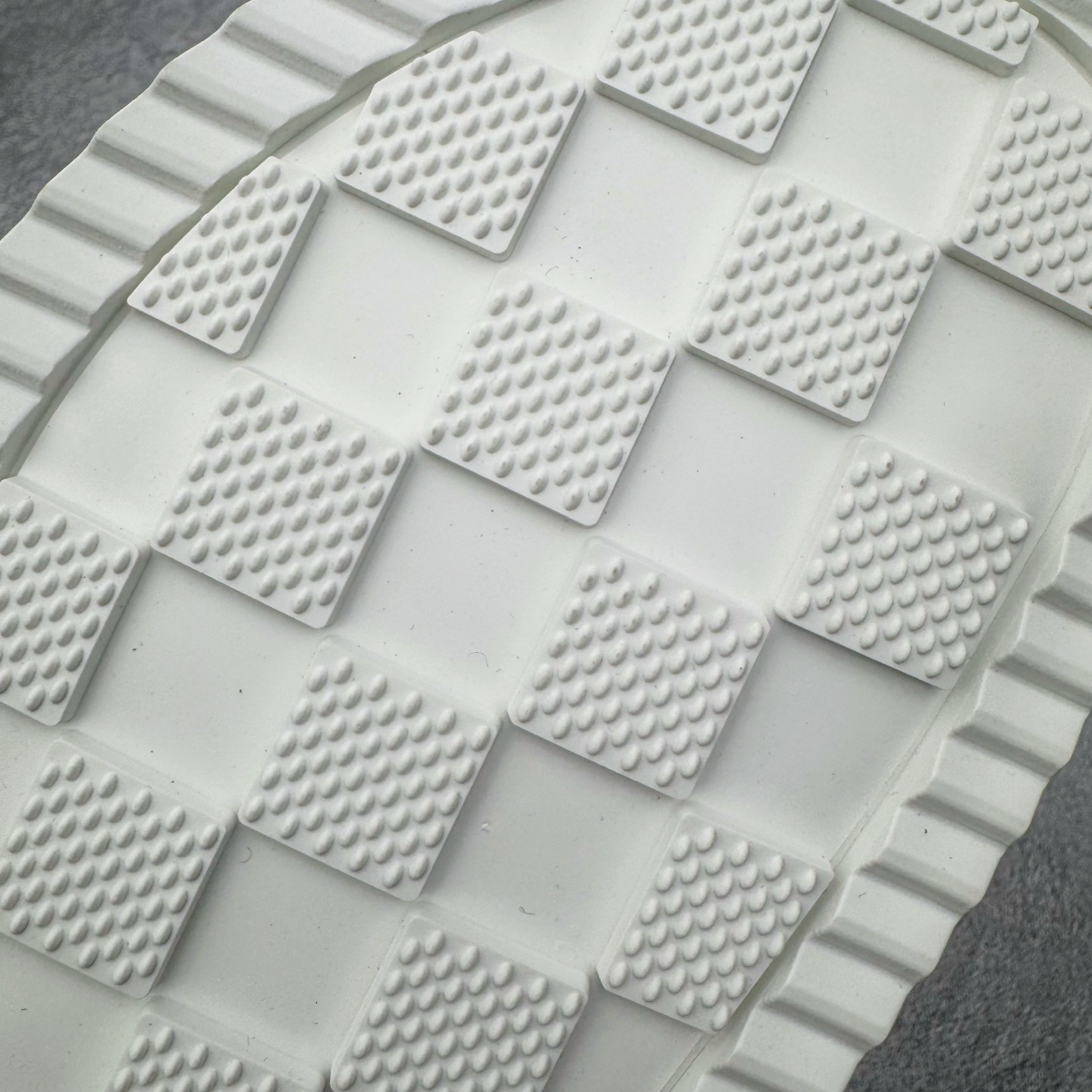 图片[11]-＃GD广顶 LOUIS VUITTON Miami lv平底露趾 EVA一字拖鞋 Louis Vuitton，法国路威酩轩集团-LVMH旗下品牌，著名奢侈品箱包和皮具品牌，百余年的传奇经典，全球时尚旅行艺术的精致象征。印有“LV”标志这一独特图案的交织字母帆布包，伴随着丰富的传奇色彩和雅典的设计而成为时尚之经典。延续至今，不论后来延伸出来的皮件、丝巾或手表、笔、服装，都是以崇尚精致、品质、舒适的“旅行哲学”，作为设计理念。尺码：39 40 41 42 43 44 45-选品中心