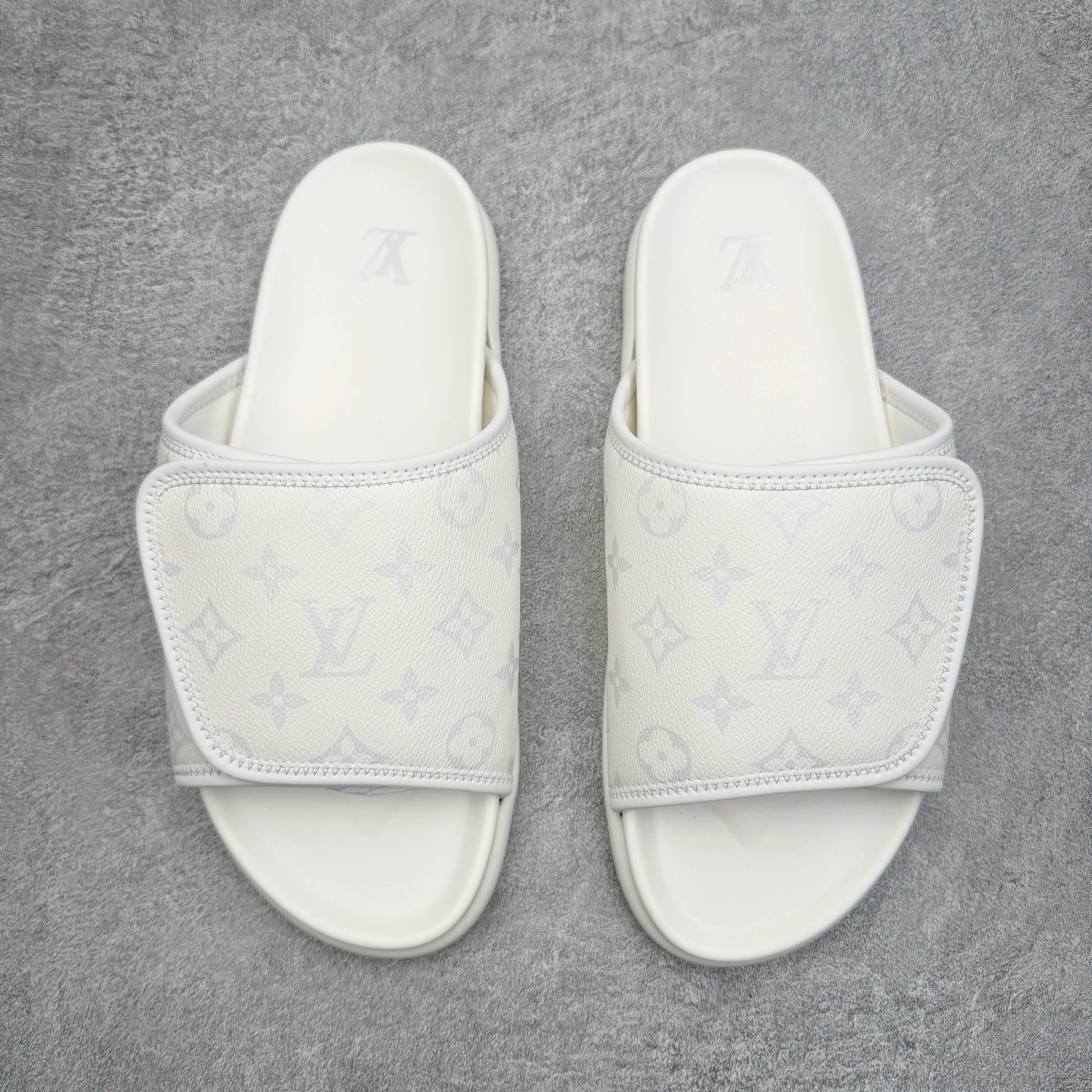 图片[2]-＃GD广顶 LOUIS VUITTON Miami lv平底露趾 EVA一字拖鞋 Louis Vuitton，法国路威酩轩集团-LVMH旗下品牌，著名奢侈品箱包和皮具品牌，百余年的传奇经典，全球时尚旅行艺术的精致象征。印有“LV”标志这一独特图案的交织字母帆布包，伴随着丰富的传奇色彩和雅典的设计而成为时尚之经典。延续至今，不论后来延伸出来的皮件、丝巾或手表、笔、服装，都是以崇尚精致、品质、舒适的“旅行哲学”，作为设计理念。尺码：39 40 41 42 43 44 45-选品中心