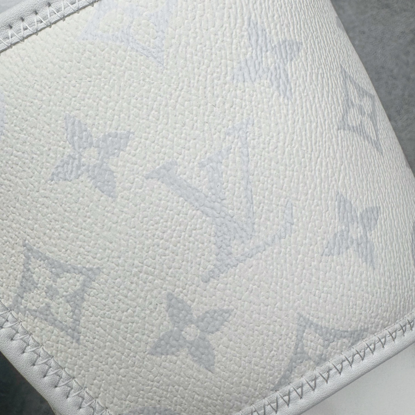 图片[13]-＃GD广顶 LOUIS VUITTON Miami lv平底露趾 EVA一字拖鞋 Louis Vuitton，法国路威酩轩集团-LVMH旗下品牌，著名奢侈品箱包和皮具品牌，百余年的传奇经典，全球时尚旅行艺术的精致象征。印有“LV”标志这一独特图案的交织字母帆布包，伴随着丰富的传奇色彩和雅典的设计而成为时尚之经典。延续至今，不论后来延伸出来的皮件、丝巾或手表、笔、服装，都是以崇尚精致、品质、舒适的“旅行哲学”，作为设计理念。尺码：39 40 41 42 43 44 45-选品中心