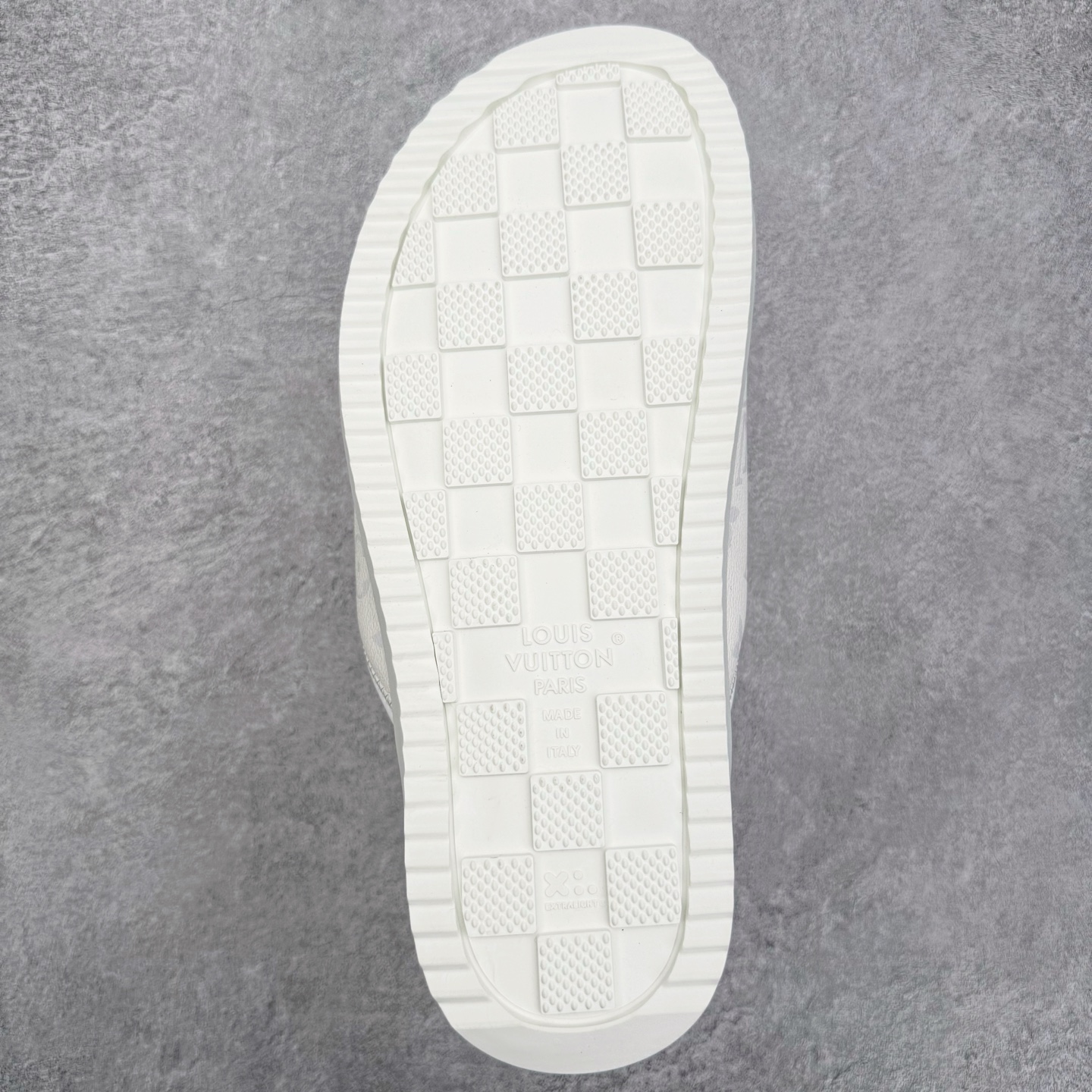 图片[9]-＃GD广顶 LOUIS VUITTON Miami lv平底露趾 EVA一字拖鞋 Louis Vuitton，法国路威酩轩集团-LVMH旗下品牌，著名奢侈品箱包和皮具品牌，百余年的传奇经典，全球时尚旅行艺术的精致象征。印有“LV”标志这一独特图案的交织字母帆布包，伴随着丰富的传奇色彩和雅典的设计而成为时尚之经典。延续至今，不论后来延伸出来的皮件、丝巾或手表、笔、服装，都是以崇尚精致、品质、舒适的“旅行哲学”，作为设计理念。尺码：39 40 41 42 43 44 45-选品中心