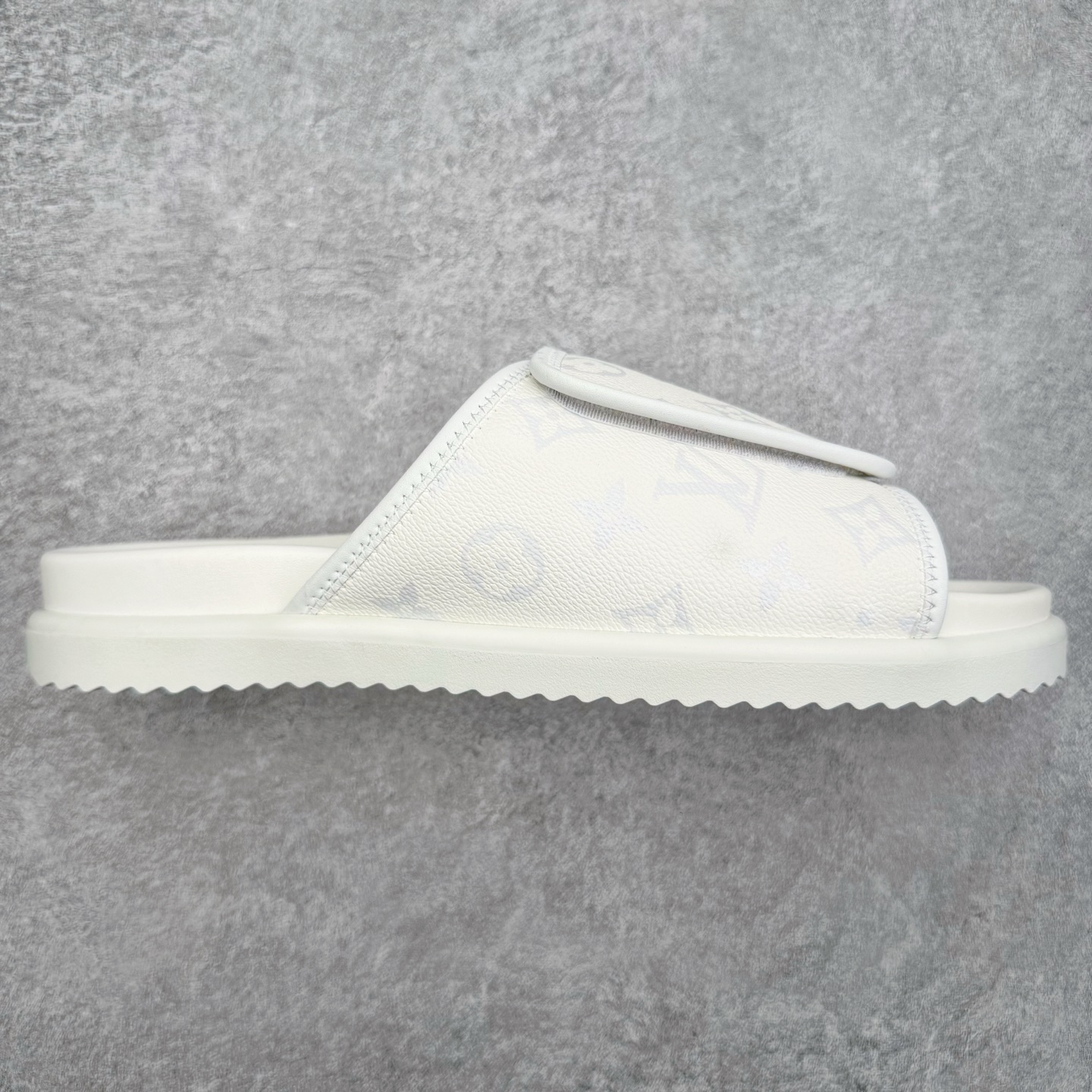 ＃GD广顶 LOUIS VUITTON Miami lv平底露趾 EVA一字拖鞋 Louis Vuitton，法国路威酩轩集团-LVMH旗下品牌，著名奢侈品箱包和皮具品牌，百余年的传奇经典，全球时尚旅行艺术的精致象征。印有“LV”标志这一独特图案的交织字母帆布包，伴随着丰富的传奇色彩和雅典的设计而成为时尚之经典。延续至今，不论后来延伸出来的皮件、丝巾或手表、笔、服装，都是以崇尚精致、品质、舒适的“旅行哲学”，作为设计理念。尺码：39 40 41 42 43 44 45-选品中心