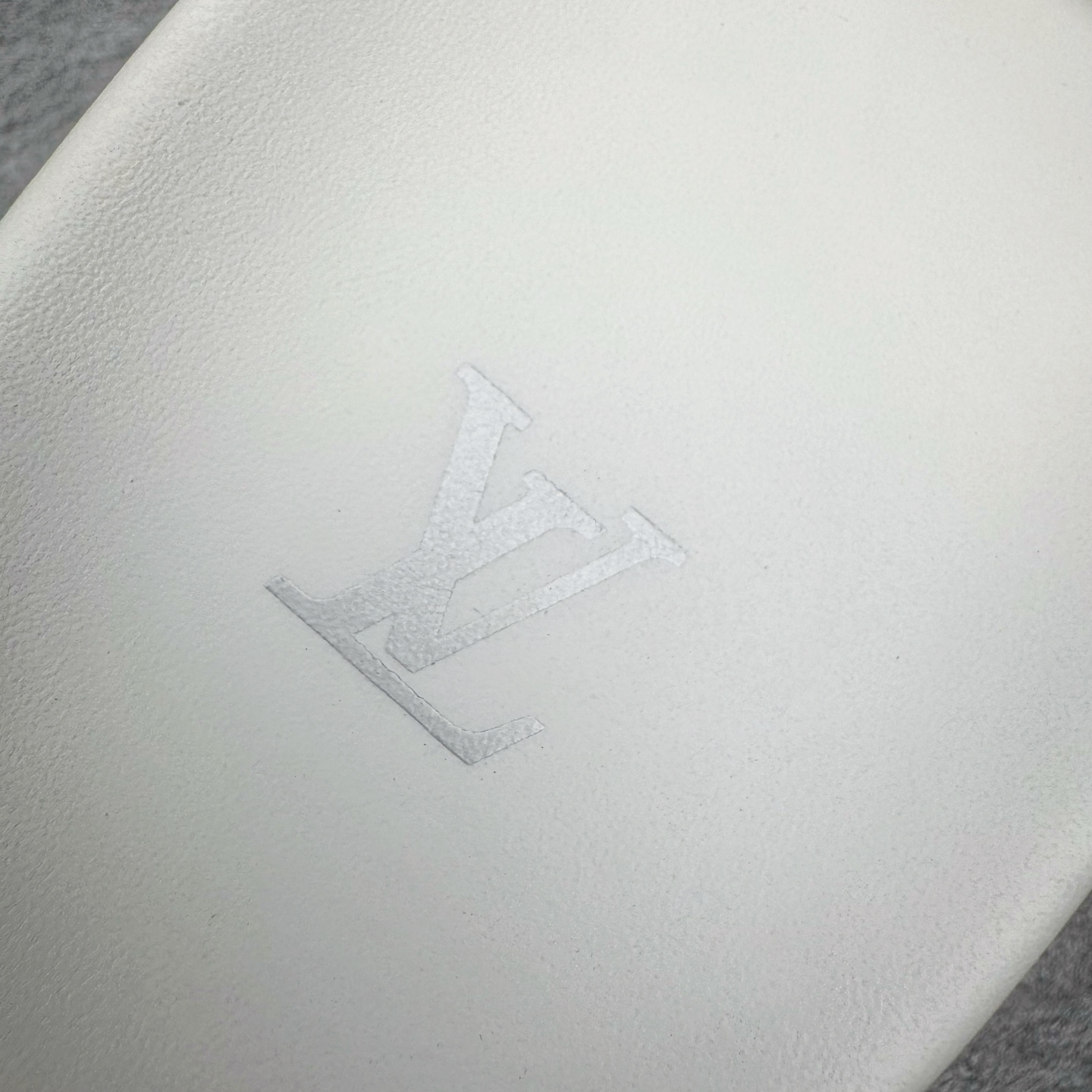 图片[14]-＃GD广顶 LOUIS VUITTON Miami lv平底露趾 EVA一字拖鞋 Louis Vuitton，法国路威酩轩集团-LVMH旗下品牌，著名奢侈品箱包和皮具品牌，百余年的传奇经典，全球时尚旅行艺术的精致象征。印有“LV”标志这一独特图案的交织字母帆布包，伴随着丰富的传奇色彩和雅典的设计而成为时尚之经典。延续至今，不论后来延伸出来的皮件、丝巾或手表、笔、服装，都是以崇尚精致、品质、舒适的“旅行哲学”，作为设计理念。尺码：39 40 41 42 43 44 45-选品中心