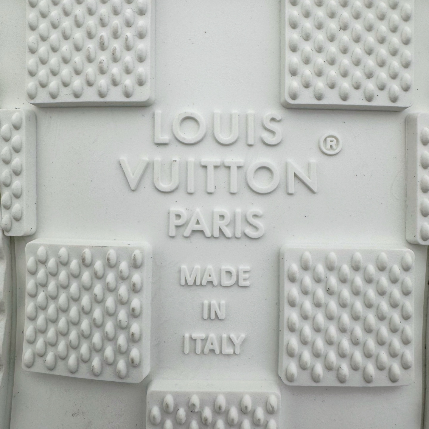 图片[10]-＃GD广顶 LOUIS VUITTON Miami lv平底露趾 EVA一字拖鞋 Louis Vuitton，法国路威酩轩集团-LVMH旗下品牌，著名奢侈品箱包和皮具品牌，百余年的传奇经典，全球时尚旅行艺术的精致象征。印有“LV”标志这一独特图案的交织字母帆布包，伴随着丰富的传奇色彩和雅典的设计而成为时尚之经典。延续至今，不论后来延伸出来的皮件、丝巾或手表、笔、服装，都是以崇尚精致、品质、舒适的“旅行哲学”，作为设计理念。尺码：39 40 41 42 43 44 45-选品中心