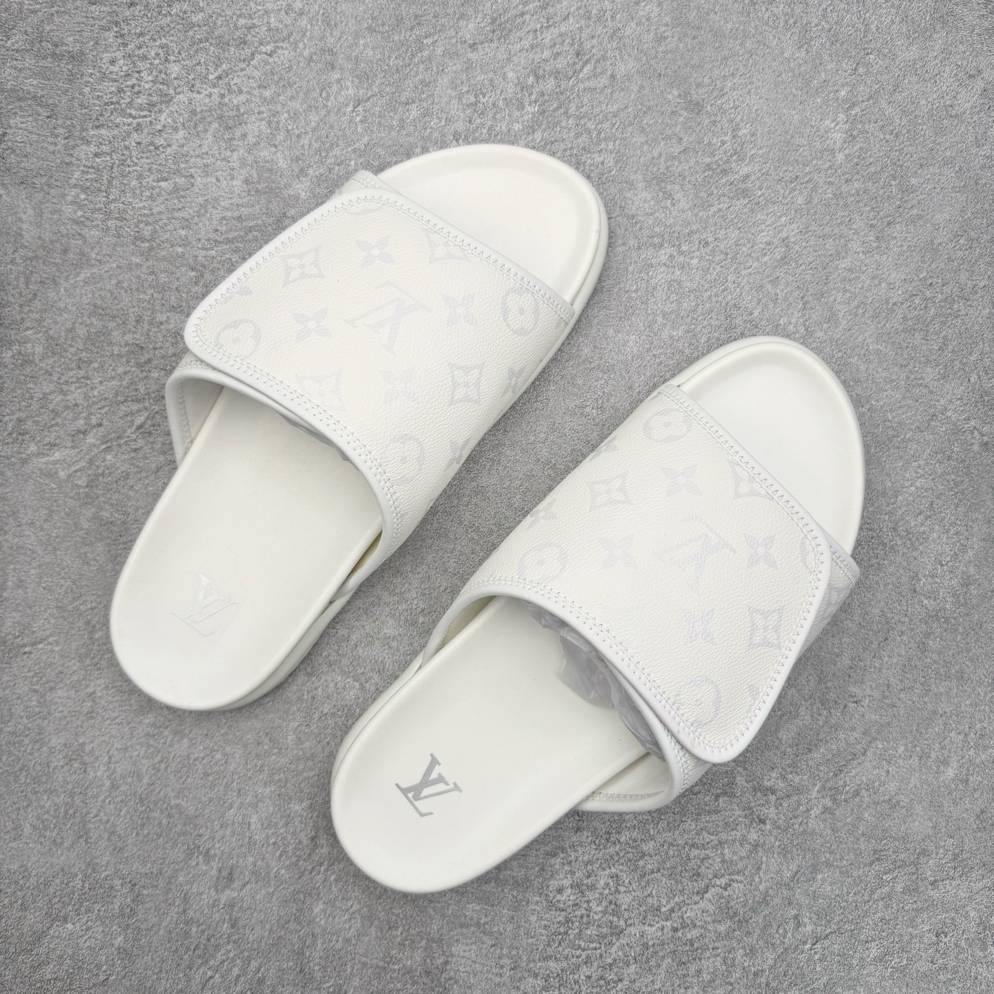 图片[3]-＃GD广顶 LOUIS VUITTON Miami lv平底露趾 EVA一字拖鞋 Louis Vuitton，法国路威酩轩集团-LVMH旗下品牌，著名奢侈品箱包和皮具品牌，百余年的传奇经典，全球时尚旅行艺术的精致象征。印有“LV”标志这一独特图案的交织字母帆布包，伴随着丰富的传奇色彩和雅典的设计而成为时尚之经典。延续至今，不论后来延伸出来的皮件、丝巾或手表、笔、服装，都是以崇尚精致、品质、舒适的“旅行哲学”，作为设计理念。尺码：39 40 41 42 43 44 45-选品中心