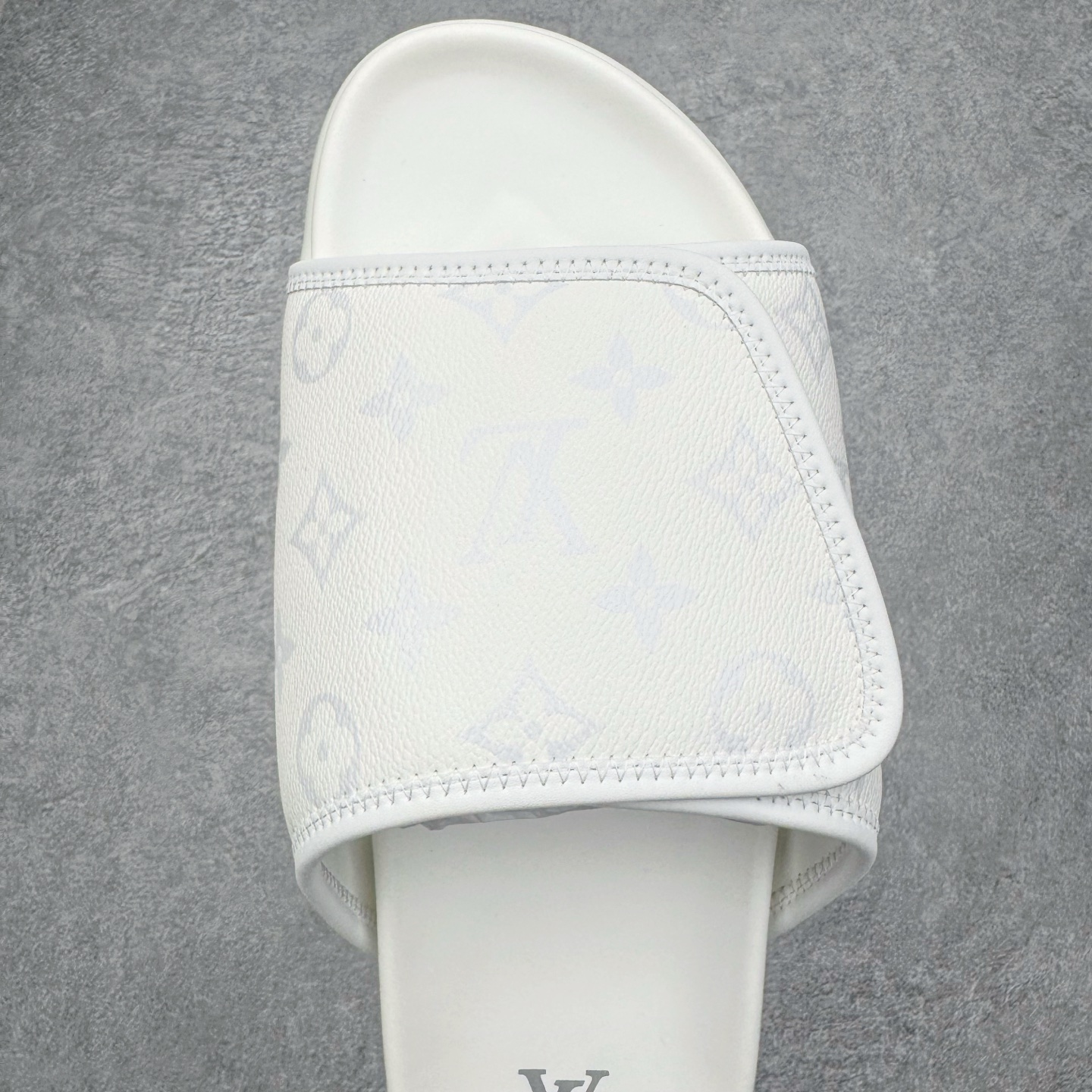 图片[4]-＃GD广顶 LOUIS VUITTON Miami lv平底露趾 EVA一字拖鞋 Louis Vuitton，法国路威酩轩集团-LVMH旗下品牌，著名奢侈品箱包和皮具品牌，百余年的传奇经典，全球时尚旅行艺术的精致象征。印有“LV”标志这一独特图案的交织字母帆布包，伴随着丰富的传奇色彩和雅典的设计而成为时尚之经典。延续至今，不论后来延伸出来的皮件、丝巾或手表、笔、服装，都是以崇尚精致、品质、舒适的“旅行哲学”，作为设计理念。尺码：39 40 41 42 43 44 45-选品中心