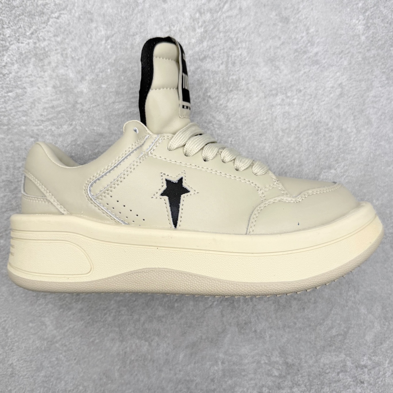 Rick Owens DRKSHDW x Converse 融合前卫与经典，挑战传统，定义新潮流。设计独特，展现出个性和时尚感，别具一格的潮流魅力，让您在人群中脱颖而出，简约又大方。踩上它每一步都踏出独属于你的个性风范。 Sizs：35 36 36.5 37 37.5 38 39 39.5 40 41 41.5 42 42.5 43 44-选品中心
