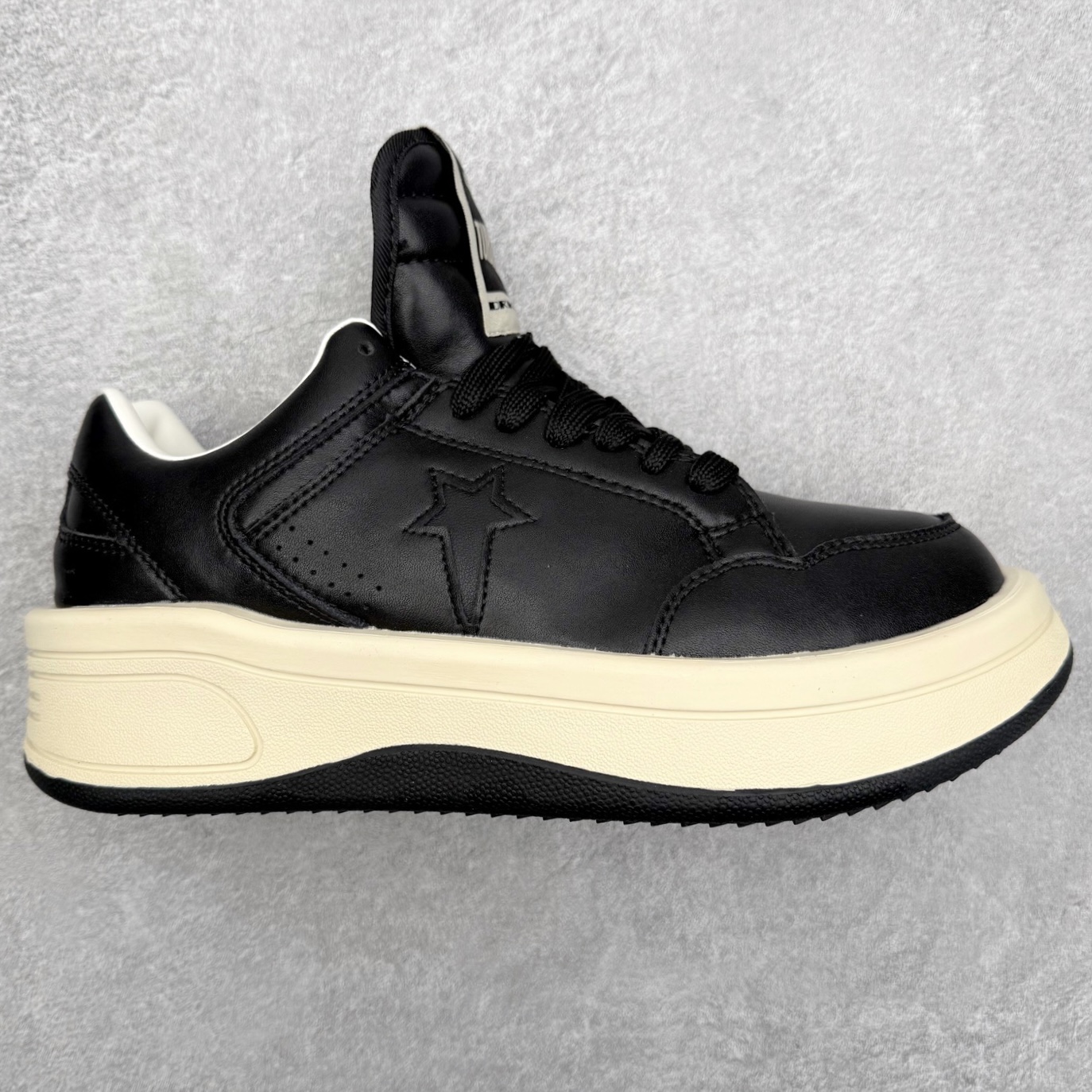 Rick Owens DRKSHDW x Converse 融合前卫与经典，挑战传统，定义新潮流。设计独特，展现出个性和时尚感，别具一格的潮流魅力，让您在人群中脱颖而出，简约又大方。踩上它每一步都踏出独属于你的个性风范。 Sizs：35 36 36.5 37 37.5 38 39 39.5 40 41 41.5 42 42.5 43 44-选品中心