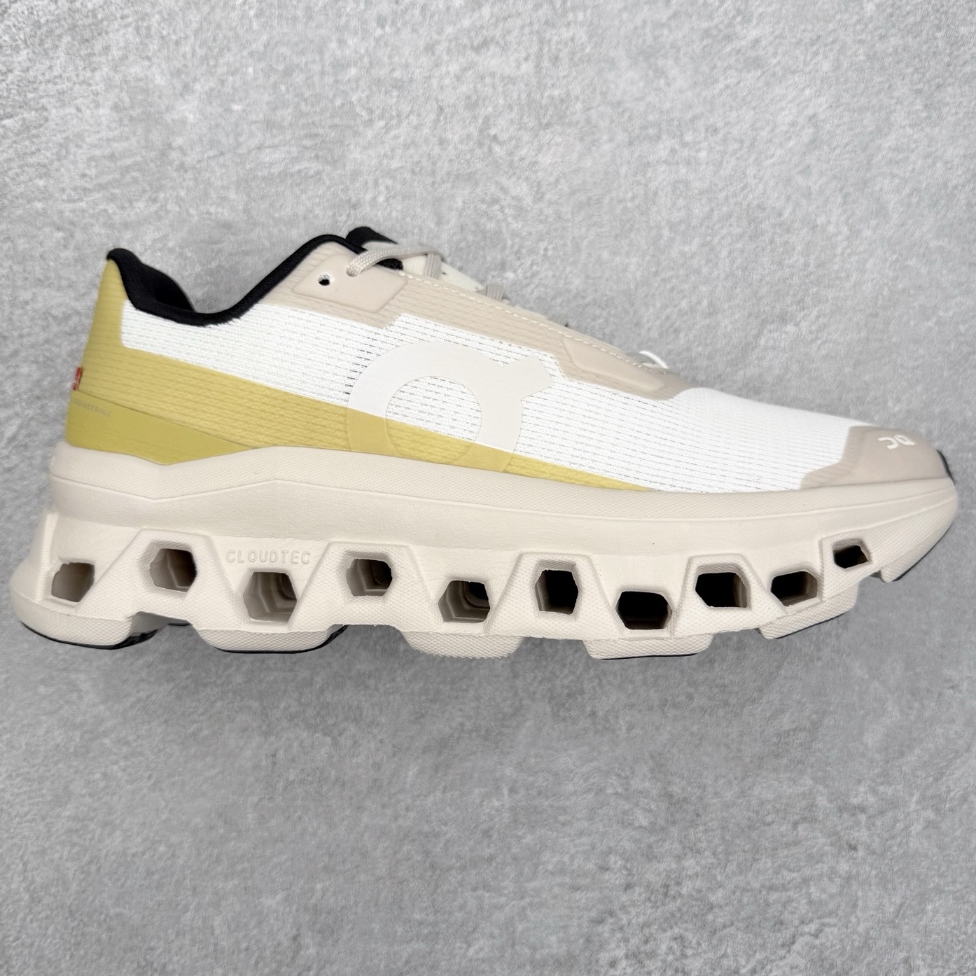 On昂跑 Cloudmonster 舒适 织物防滑透气回弹 低帮 休闲长跑城市通勤跑步鞋 此运动品牌 开创于2010年 缓震着陆、强效回弹、轻柔质感的设计构思始终是ON研制关键 与此同时基于“为全球提供革新性的跑步感受”信念 陆续推出了多款跑鞋及其以专业运动人体跑步工程学为设计关键的功能性跑步服饰设备 让跑者不费力气地畅快畅跑 尺码：36 36.5 37.5 38 38.5 39 40 40.5 41 42 42.5 43 44 44.5 45-选品中心