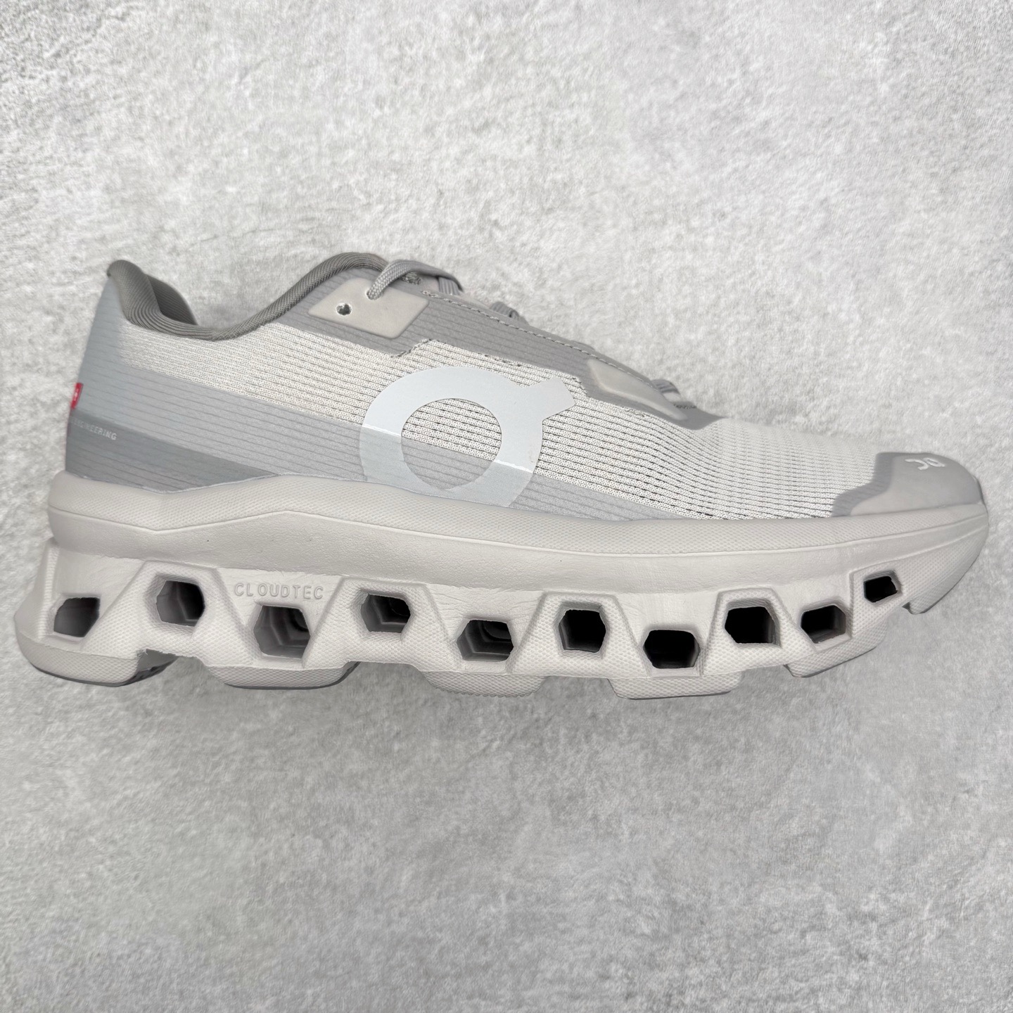 On昂跑 Cloudmonster 舒适 织物防滑透气回弹 低帮 休闲长跑城市通勤跑步鞋 此运动品牌 开创于2010年 缓震着陆、强效回弹、轻柔质感的设计构思始终是ON研制关键 与此同时基于“为全球提供革新性的跑步感受”信念 陆续推出了多款跑鞋及其以专业运动人体跑步工程学为设计关键的功能性跑步服饰设备 让跑者不费力气地畅快畅跑 尺码：36 36.5 37.5 38 38.5 39 40 40.5 41 42 42.5 43 44 44.5 45-选品中心