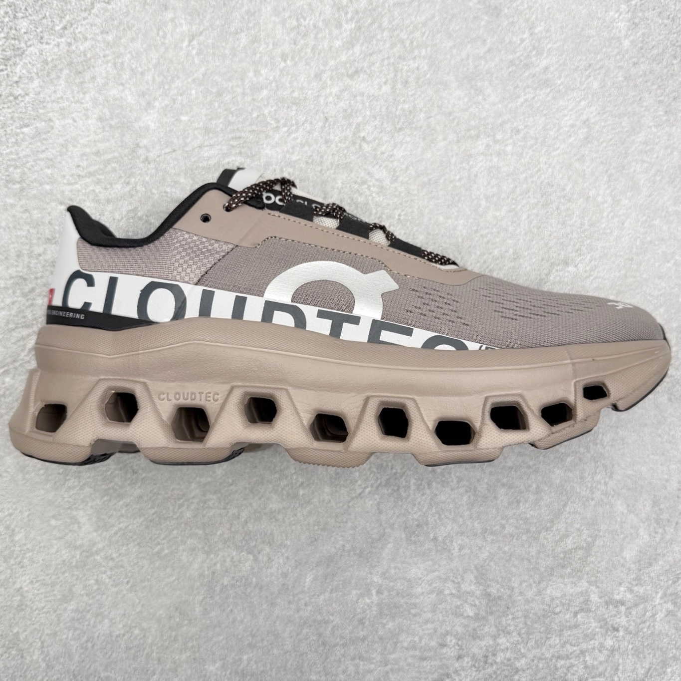 On昂跑 Cloudmonster 舒适 织物防滑透气回弹 低帮 休闲长跑城市通勤跑步鞋 此运动品牌 开创于2010年 缓震着陆、强效回弹、轻柔质感的设计构思始终是ON研制关键 与此同时基于“为全球提供革新性的跑步感受”信念 陆续推出了多款跑鞋及其以专业运动人体跑步工程学为设计关键的功能性跑步服饰设备 让跑者不费力气地畅快畅跑 尺码：36 36.5 37.5 38 38.5 39 40 40.5 41 42 42.5 43 44 44.5 45-选品中心