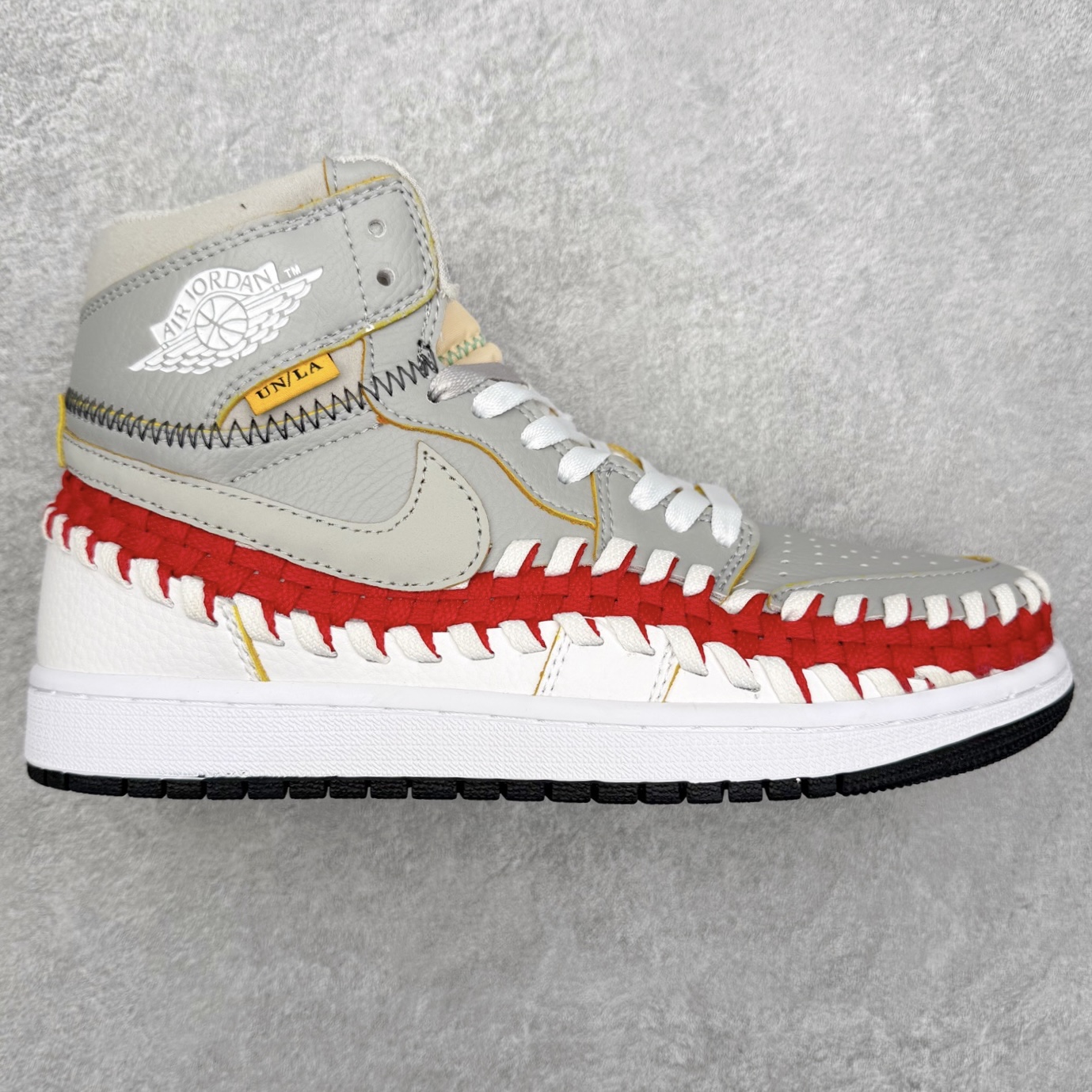 ＃特价福利 Air Jordan AJ1 High 高帮定制配色 性价比批次 原盒原配 大厂出品 原厂楦头纸板数据开发 鞋型公整不松垮 采购头层皮料冲裁 高整洁度 上脚原汁原味的公司货既视感 原底独立模具 中底四线拉帮完美走线 原模大底咬花 实拍调校N版已经零色差零失真 百分百还原实物色彩所见即所得 不存在货不对板色差等低级问题 选购参考实物拍摄 不混卖不参货 只用心做好货严格选品 承诺混一赔十 尺码：36 36.5 37.5 38 38.5 39 40 40.5 41 42 42.5 43 44 44.5 45 46-选品中心