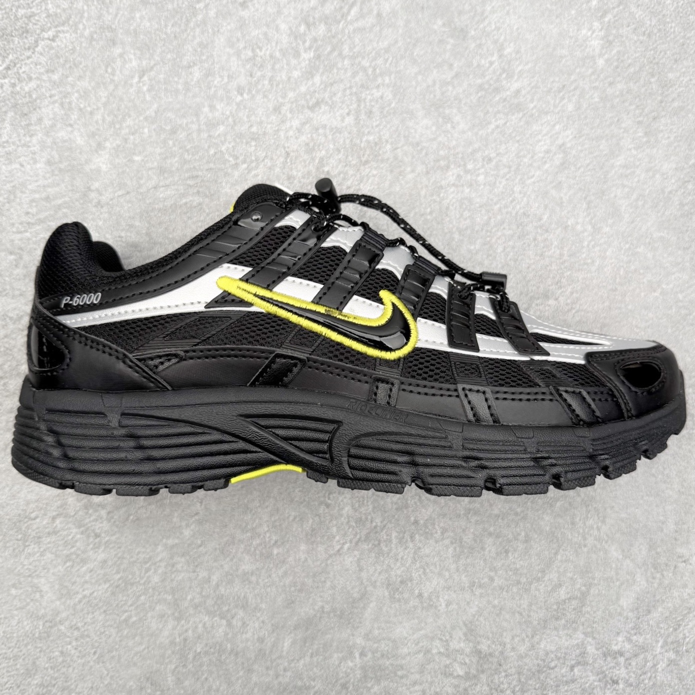 NK P-6000 系列低帮复古老爹风休闲运动舒适慢跑鞋 FV0943-001 融合 Pegasus 过往运动鞋设计 助力 21 世纪早期跑步运动跃升时尚新高度 采用透气网眼布、运动风格线条和耐穿覆面 兼具吸睛外观和舒适感受 中底泡绵以田径赛道为灵感 打造厚实设计 缔造出众缓震性能 尺码：36 36.5 37.5 38 38.5 39 40 40.5 41 42 42.5 43 44 44.5 45-选品中心