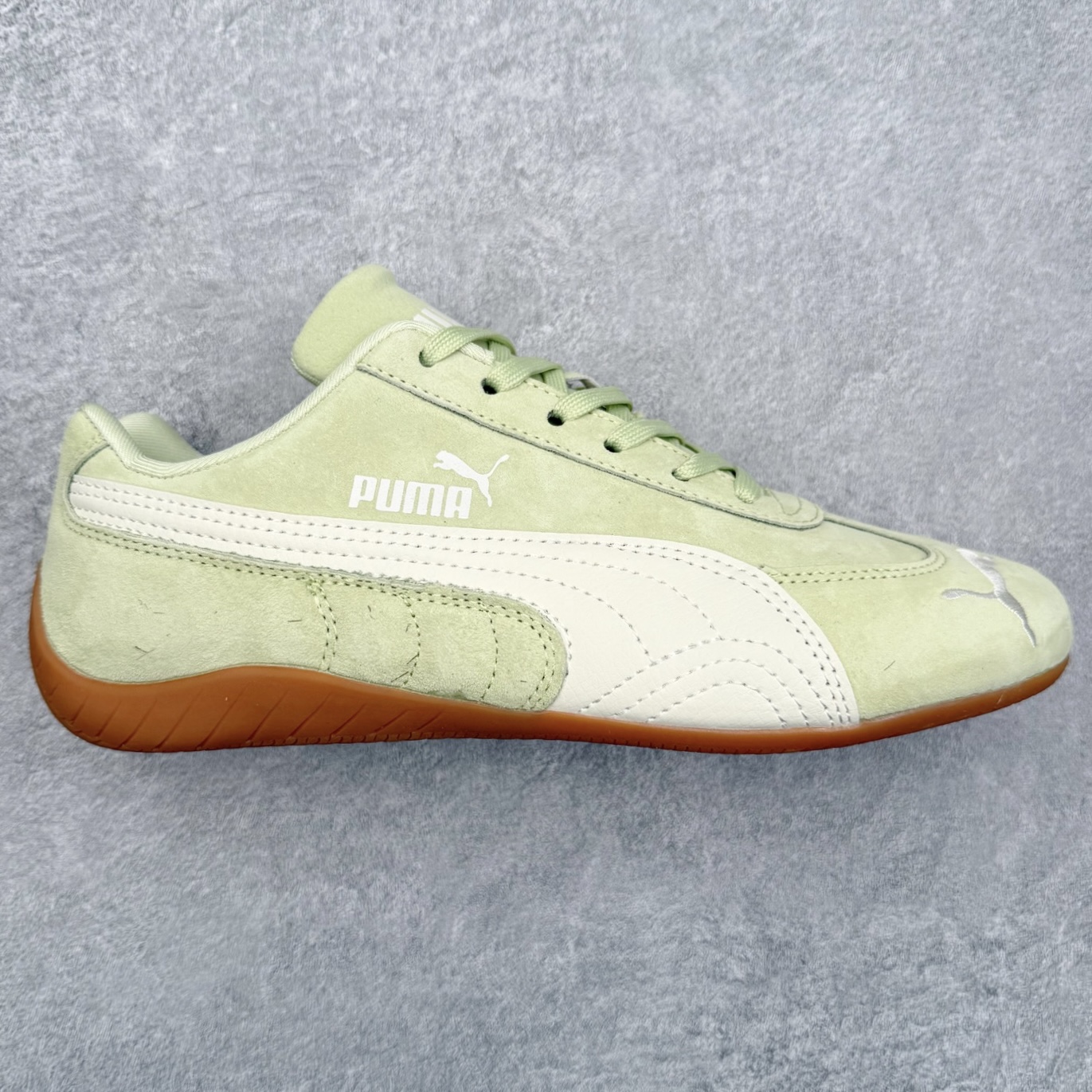 PUMA Speedca OG 彪马极速赛车系列低帮德训风拼接复古百搭休闲运动赛车鞋 鞋款从80、90年代赛车手所穿的防火赛车鞋为原型，鞋身线条模仿了赛车的流线廓形，体现了空气动力学原理的结构。简约流畅的外观，恰好又和贯穿其中的Formstrip Logo融合恰到好处，视觉上细节丰富且协调。本次Speedcat OG鞋款归来，最大看点自然式保留了窄版鞋型以及薄底构造。这两年各品牌鞋底越做越厚，Speedcat反其道而行之，上脚几乎无鞋底的效果带来耳目一新的视觉体验。鞋面依旧是以质感细腻的麂皮材质打造，并且大面积近乎全包裹的使用，复古味道也愈发浓烈。配色上更是将最原始的黑色和红色带回，向F1赛车队的标志性队服致敬。相信让各位一眼种草的更多是出挑的大红色，上脚即可瞬间点亮整体造型，在以球鞋为核心的OOTD中脱颖而出。而另一款黑色则是低调的万金油，彰显新潮个性的同时又不喧宾夺主，也是热爱简约系穿搭朋友的首选。 尺码：35.5 36 37 37.5 38 38.5 39 40 40.5 41 42 42.5 43 44 44.5 45-选品中心