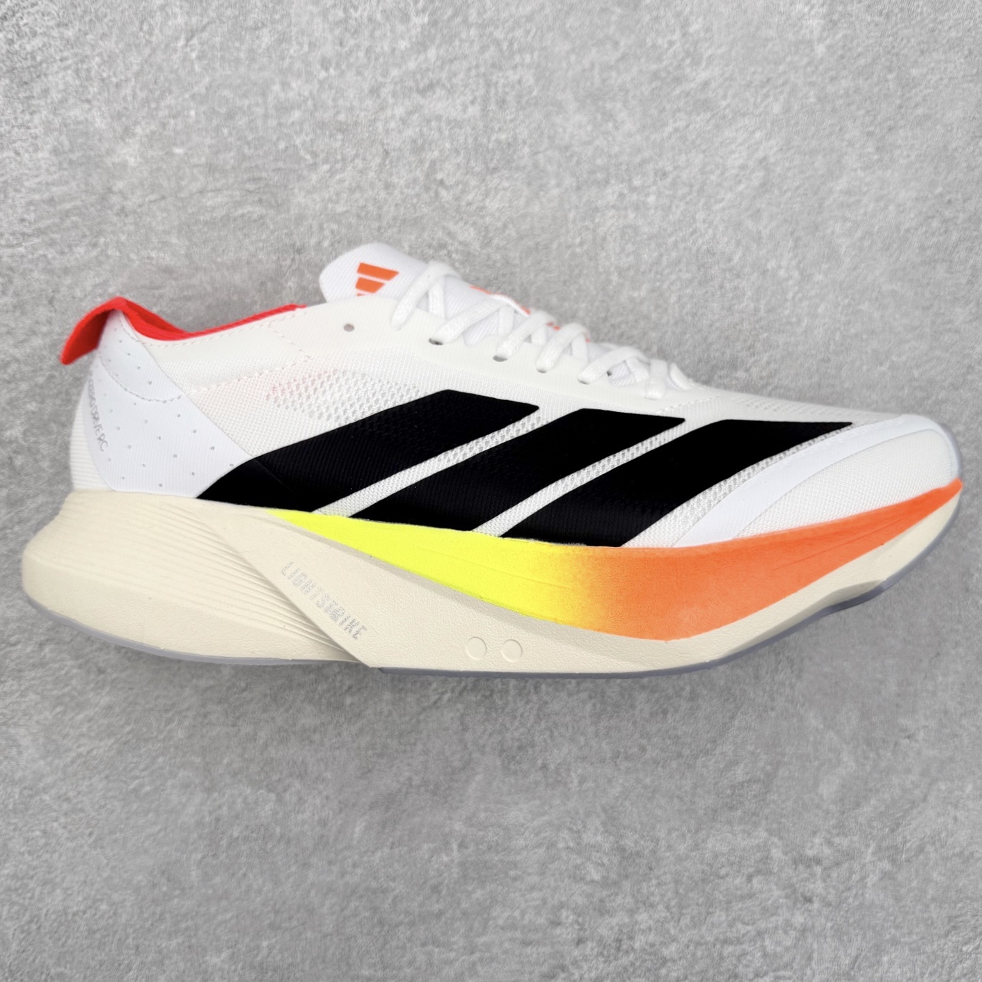 AD Adizero Drive RC M 马拉松竞速专业跑鞋 CELERMESH针织网面非常轻薄 纤维间的缝隙很大 可以保证跑步时的透气、排汗效果 鞋舌直接与两侧的内衬和鞋底连接在一起 在跑步过程中不会被鞋舌的左右移动所困扰 在标准鞋带孔的基础上再拓宽一组鞋带孔 适合不同脚型的需求 突破性 EnergyRods 技术，有助于跑者实现更好的成绩 中底独特的LIGHTSTRIKE PRO泡棉材质 微弹感觉在跑步过程中给予了良好的支撑体验 对于顶级精英和高水平进阶跑者来说 ADIOS PRO是一双值得信赖的竞速比赛用鞋 尺码：36 36.5 37.5 38 38.5 39 40 40.5 41 42 42.5 43 44 44.5 45-选品中心