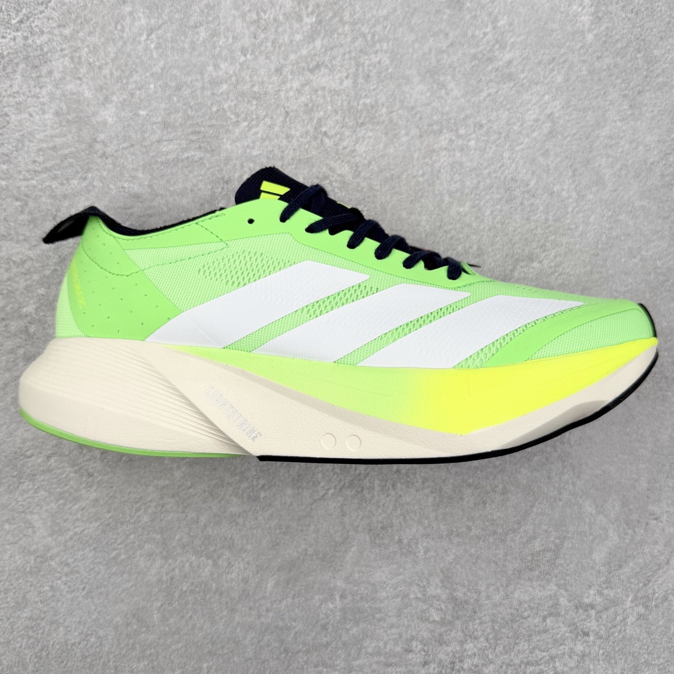 AD Adizero Drive RC M 马拉松竞速专业跑鞋 CELERMESH针织网面非常轻薄 纤维间的缝隙很大 可以保证跑步时的透气、排汗效果 鞋舌直接与两侧的内衬和鞋底连接在一起 在跑步过程中不会被鞋舌的左右移动所困扰 在标准鞋带孔的基础上再拓宽一组鞋带孔 适合不同脚型的需求 突破性 EnergyRods 技术，有助于跑者实现更好的成绩 中底独特的LIGHTSTRIKE PRO泡棉材质 微弹感觉在跑步过程中给予了良好的支撑体验 对于顶级精英和高水平进阶跑者来说 ADIOS PRO是一双值得信赖的竞速比赛用鞋 尺码：36 36.5 37.5 38 38.5 39 40 40.5 41 42 42.5 43 44 44.5 45-选品中心