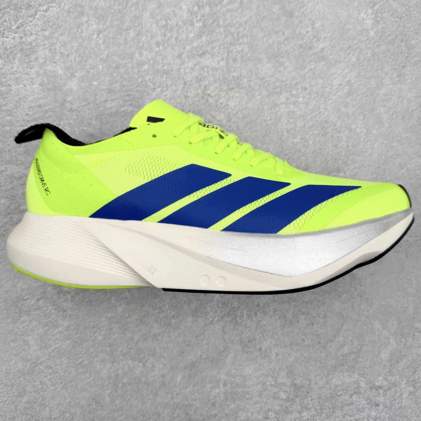 AD Adizero Drive RC M 马拉松竞速专业跑鞋 CELERMESH针织网面非常轻薄 纤维间的缝隙很大 可以保证跑步时的透气、排汗效果 鞋舌直接与两侧的内衬和鞋底连接在一起 在跑步过程中不会被鞋舌的左右移动所困扰 在标准鞋带孔的基础上再拓宽一组鞋带孔 适合不同脚型的需求 突破性 EnergyRods 技术，有助于跑者实现更好的成绩 中底独特的LIGHTSTRIKE PRO泡棉材质 微弹感觉在跑步过程中给予了良好的支撑体验 对于顶级精英和高水平进阶跑者来说 ADIOS PRO是一双值得信赖的竞速比赛用鞋 尺码：36 36.5 37.5 38 38.5 39 40 40.5 41 42 42.5 43 44 44.5 45-选品中心