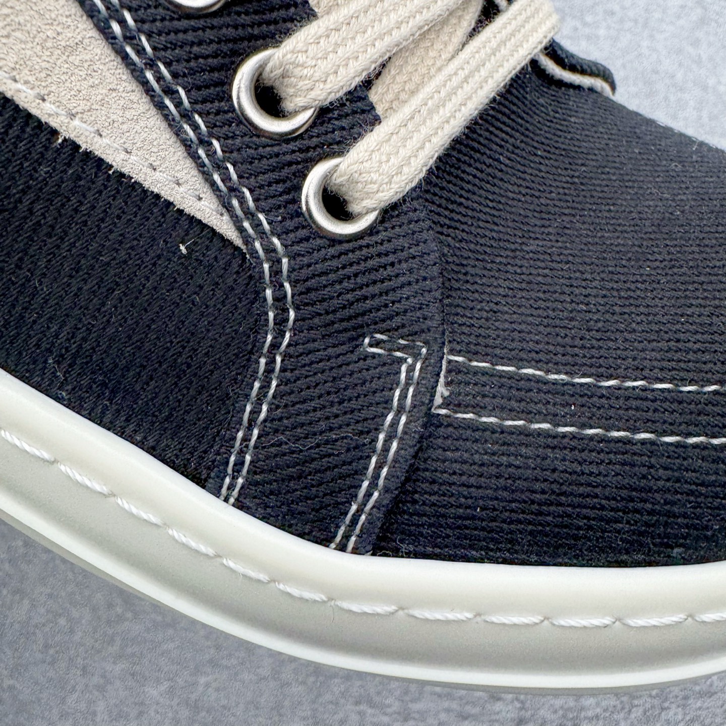 图片[19]-＃DG纯原 Rick Owens Drkshdw 瑞克·欧文斯低帮牛仔布时尚运动板鞋 黑色 二级市场已经7K以上 平台客户随意卖四位数 RO广东原厂出品 纯原天花板 原版一比一复刻 冲正绝不翻车 还原度达到百分之98以上 原楦开发纸版版型 ZP拆解原版1：1复模裁片纸版 力求做到0错位 这样才能达到和zp一致的鞋型味道 采用进口cnc数控机床开发对版独家tpu奶香大底 区别于市场所有版本 zp同源定制尼龙布 达到和zp一致手感 原厂进口细纹布 万邦订购原厂高弹粉红色海绵 内里搭配软质细腻羊皮 TPU高密度大底 软硬度透光度高已经测试和原版一致 尺码：36 37 38 39 40 41 42 43 44 45 46-选品中心