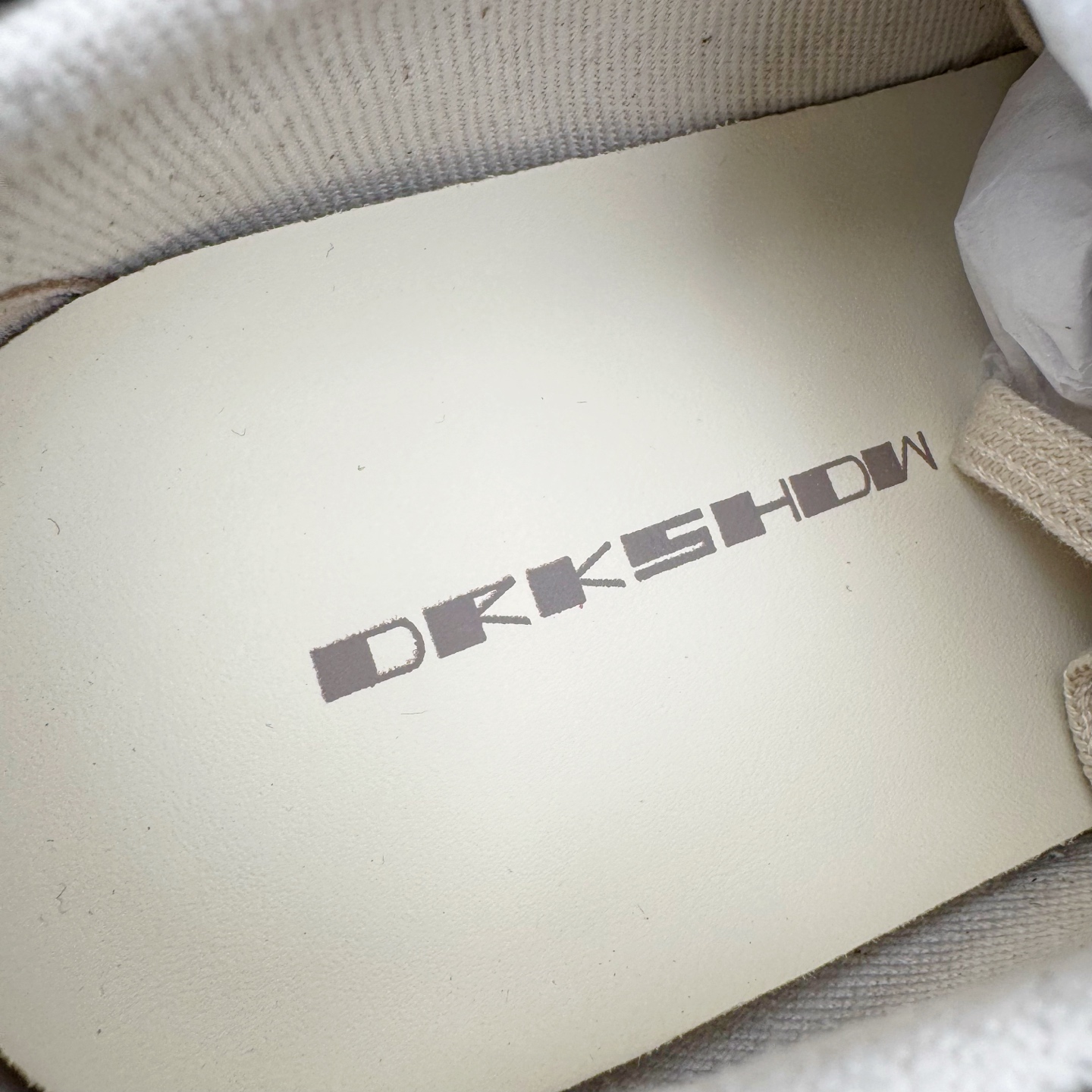 图片[18]-＃DG纯原 Rick Owens Drkshdw 瑞克·欧文斯低帮牛仔布时尚运动板鞋 黑色 二级市场已经7K以上 平台客户随意卖四位数 RO广东原厂出品 纯原天花板 原版一比一复刻 冲正绝不翻车 还原度达到百分之98以上 原楦开发纸版版型 ZP拆解原版1：1复模裁片纸版 力求做到0错位 这样才能达到和zp一致的鞋型味道 采用进口cnc数控机床开发对版独家tpu奶香大底 区别于市场所有版本 zp同源定制尼龙布 达到和zp一致手感 原厂进口细纹布 万邦订购原厂高弹粉红色海绵 内里搭配软质细腻羊皮 TPU高密度大底 软硬度透光度高已经测试和原版一致 尺码：36 37 38 39 40 41 42 43 44 45 46-选品中心