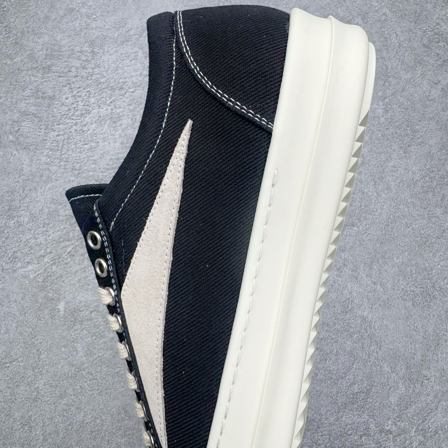 图片[7]-＃DG纯原 Rick Owens Drkshdw 瑞克·欧文斯低帮牛仔布时尚运动板鞋 黑色 二级市场已经7K以上 平台客户随意卖四位数 RO广东原厂出品 纯原天花板 原版一比一复刻 冲正绝不翻车 还原度达到百分之98以上 原楦开发纸版版型 ZP拆解原版1：1复模裁片纸版 力求做到0错位 这样才能达到和zp一致的鞋型味道 采用进口cnc数控机床开发对版独家tpu奶香大底 区别于市场所有版本 zp同源定制尼龙布 达到和zp一致手感 原厂进口细纹布 万邦订购原厂高弹粉红色海绵 内里搭配软质细腻羊皮 TPU高密度大底 软硬度透光度高已经测试和原版一致 尺码：36 37 38 39 40 41 42 43 44 45 46-选品中心