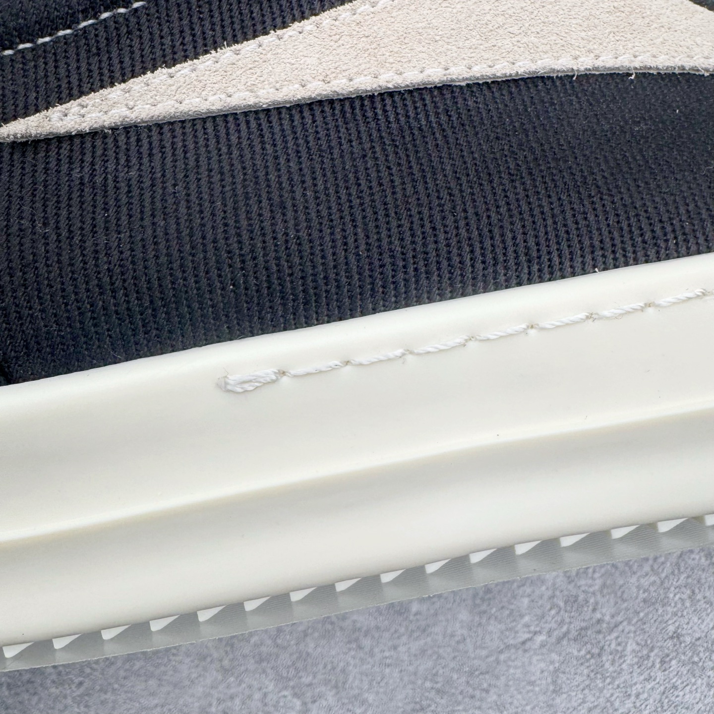 图片[14]-＃DG纯原 Rick Owens Drkshdw 瑞克·欧文斯低帮牛仔布时尚运动板鞋 黑色 二级市场已经7K以上 平台客户随意卖四位数 RO广东原厂出品 纯原天花板 原版一比一复刻 冲正绝不翻车 还原度达到百分之98以上 原楦开发纸版版型 ZP拆解原版1：1复模裁片纸版 力求做到0错位 这样才能达到和zp一致的鞋型味道 采用进口cnc数控机床开发对版独家tpu奶香大底 区别于市场所有版本 zp同源定制尼龙布 达到和zp一致手感 原厂进口细纹布 万邦订购原厂高弹粉红色海绵 内里搭配软质细腻羊皮 TPU高密度大底 软硬度透光度高已经测试和原版一致 尺码：36 37 38 39 40 41 42 43 44 45 46-选品中心