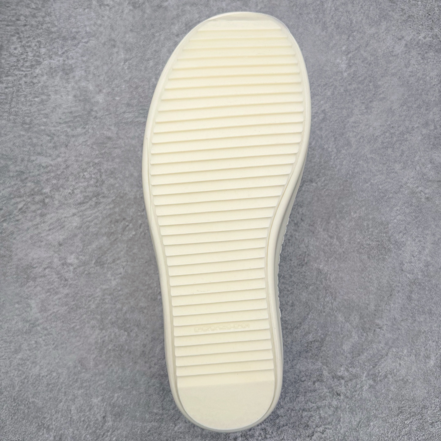 图片[9]-＃DG纯原 Rick Owens Drkshdw 瑞克·欧文斯低帮牛仔布时尚运动板鞋 黑色 二级市场已经7K以上 平台客户随意卖四位数 RO广东原厂出品 纯原天花板 原版一比一复刻 冲正绝不翻车 还原度达到百分之98以上 原楦开发纸版版型 ZP拆解原版1：1复模裁片纸版 力求做到0错位 这样才能达到和zp一致的鞋型味道 采用进口cnc数控机床开发对版独家tpu奶香大底 区别于市场所有版本 zp同源定制尼龙布 达到和zp一致手感 原厂进口细纹布 万邦订购原厂高弹粉红色海绵 内里搭配软质细腻羊皮 TPU高密度大底 软硬度透光度高已经测试和原版一致 尺码：36 37 38 39 40 41 42 43 44 45 46-选品中心