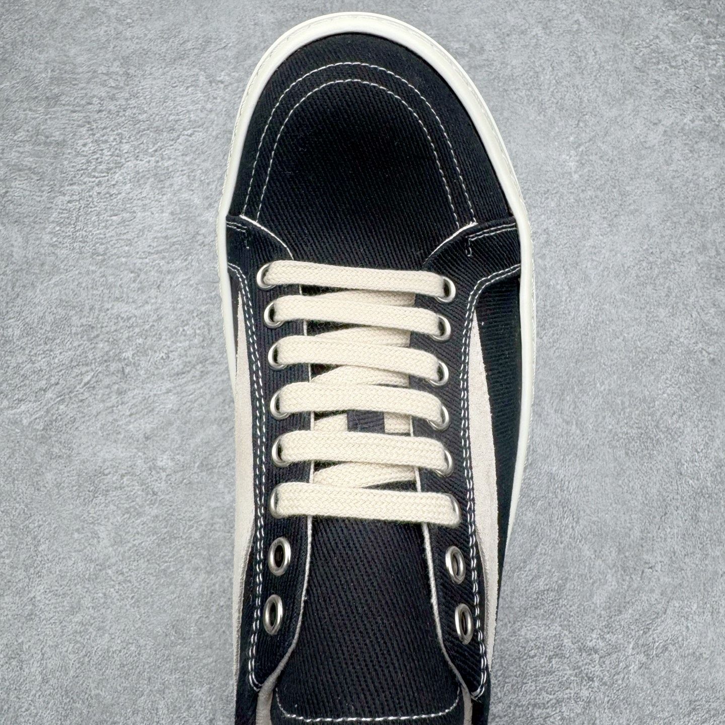 图片[4]-＃DG纯原 Rick Owens Drkshdw 瑞克·欧文斯低帮牛仔布时尚运动板鞋 黑色 二级市场已经7K以上 平台客户随意卖四位数 RO广东原厂出品 纯原天花板 原版一比一复刻 冲正绝不翻车 还原度达到百分之98以上 原楦开发纸版版型 ZP拆解原版1：1复模裁片纸版 力求做到0错位 这样才能达到和zp一致的鞋型味道 采用进口cnc数控机床开发对版独家tpu奶香大底 区别于市场所有版本 zp同源定制尼龙布 达到和zp一致手感 原厂进口细纹布 万邦订购原厂高弹粉红色海绵 内里搭配软质细腻羊皮 TPU高密度大底 软硬度透光度高已经测试和原版一致 尺码：36 37 38 39 40 41 42 43 44 45 46-选品中心