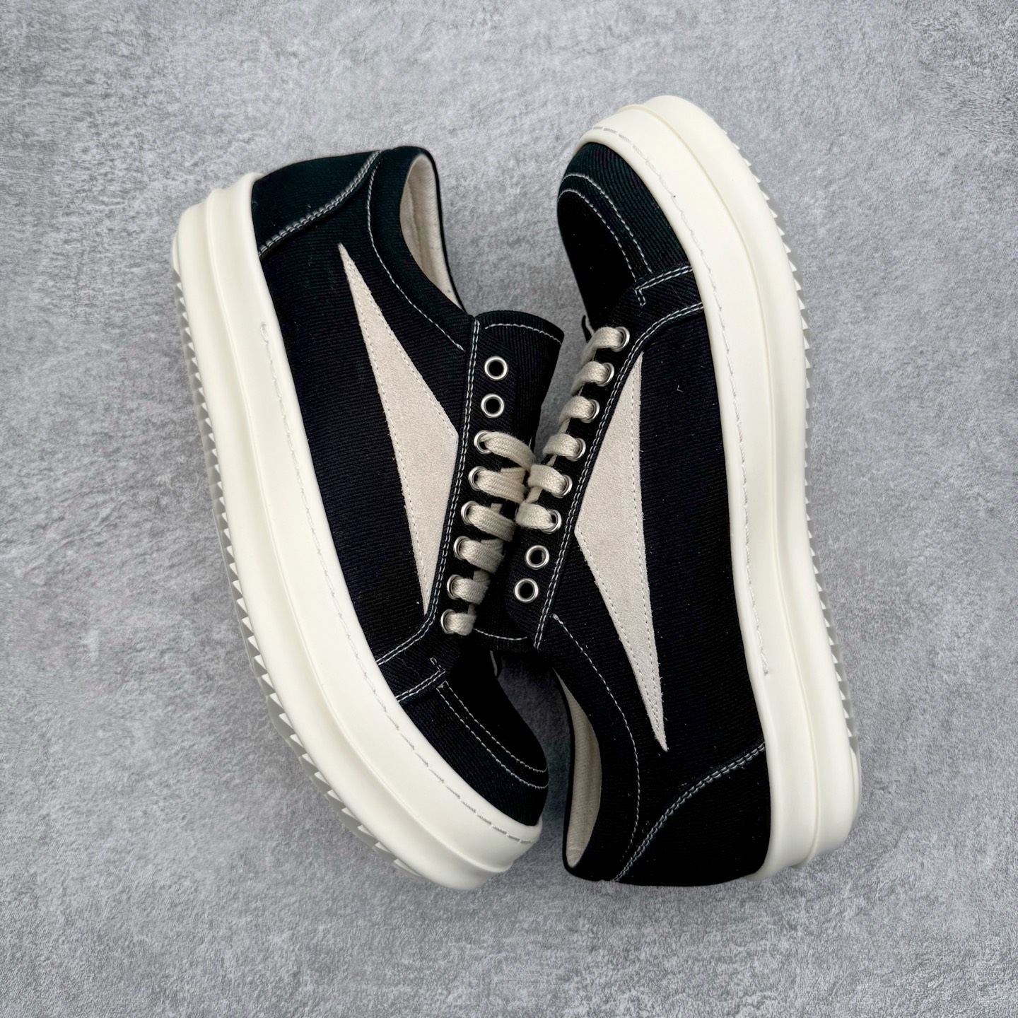 图片[3]-＃DG纯原 Rick Owens Drkshdw 瑞克·欧文斯低帮牛仔布时尚运动板鞋 黑色 二级市场已经7K以上 平台客户随意卖四位数 RO广东原厂出品 纯原天花板 原版一比一复刻 冲正绝不翻车 还原度达到百分之98以上 原楦开发纸版版型 ZP拆解原版1：1复模裁片纸版 力求做到0错位 这样才能达到和zp一致的鞋型味道 采用进口cnc数控机床开发对版独家tpu奶香大底 区别于市场所有版本 zp同源定制尼龙布 达到和zp一致手感 原厂进口细纹布 万邦订购原厂高弹粉红色海绵 内里搭配软质细腻羊皮 TPU高密度大底 软硬度透光度高已经测试和原版一致 尺码：36 37 38 39 40 41 42 43 44 45 46-选品中心